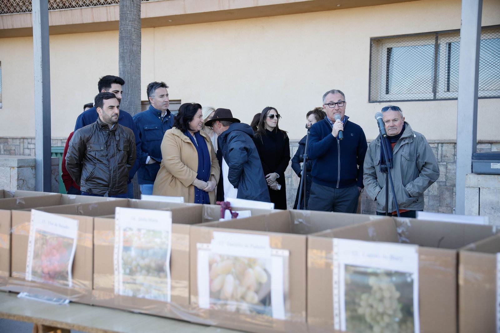 Imágenes del reparto de Parras en Alhama de Almería