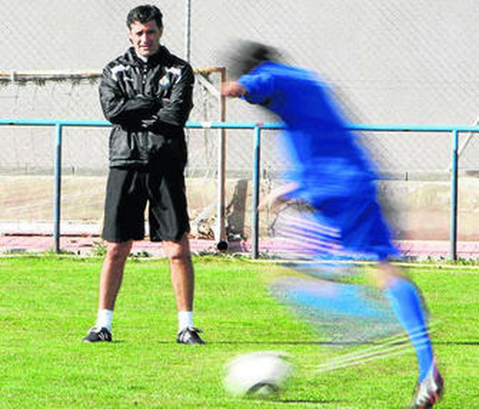 Míchel observa el disparo de uno de sus jugadores.