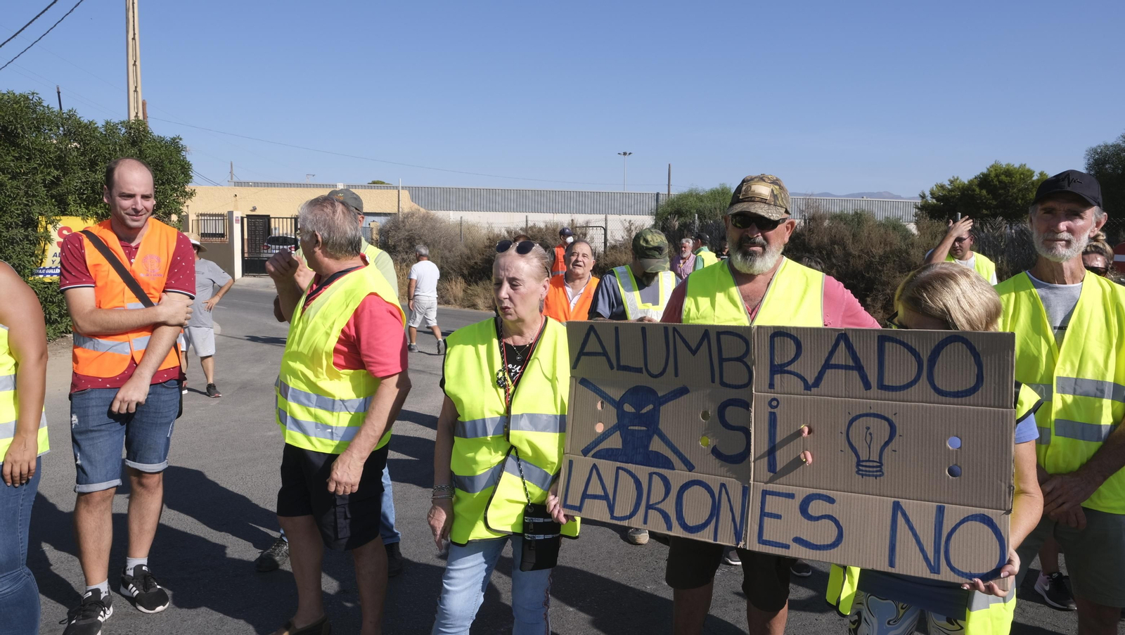 Protestas de los vecinos de los cortijos de La Cañada por la falta de iluminación