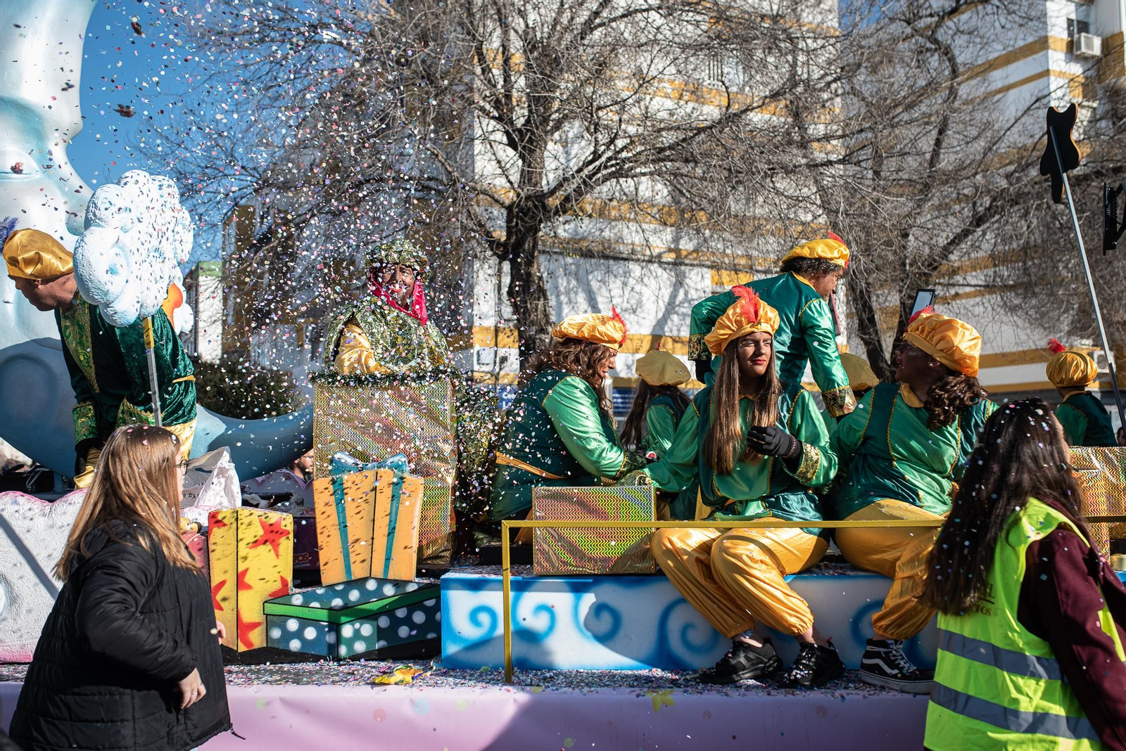 Los Reyes Magos traen la ilusión a los barrios de Huelva, en imágenes