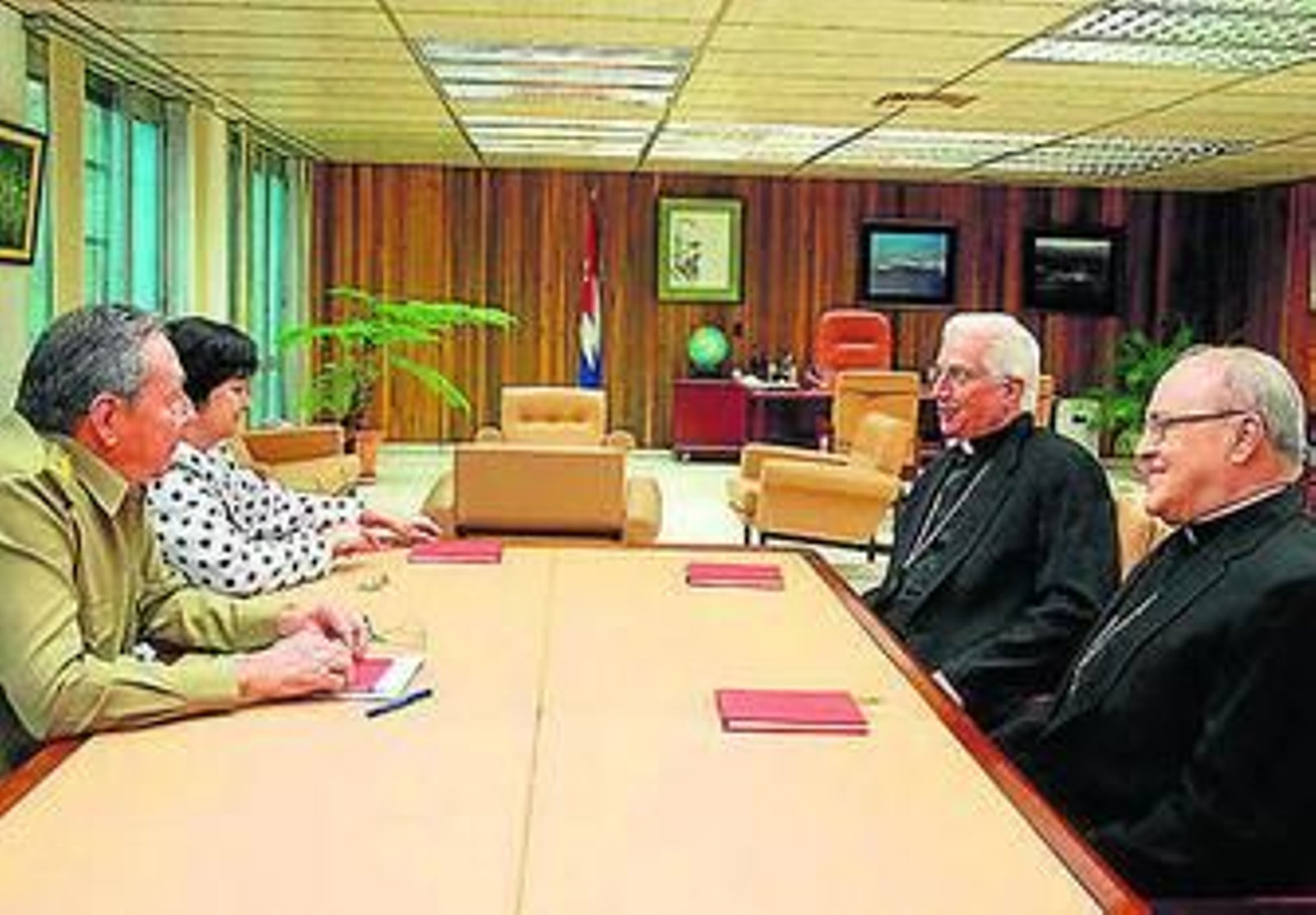 Raúl Castro, junto a Dionisio García y Jaime Ortega.