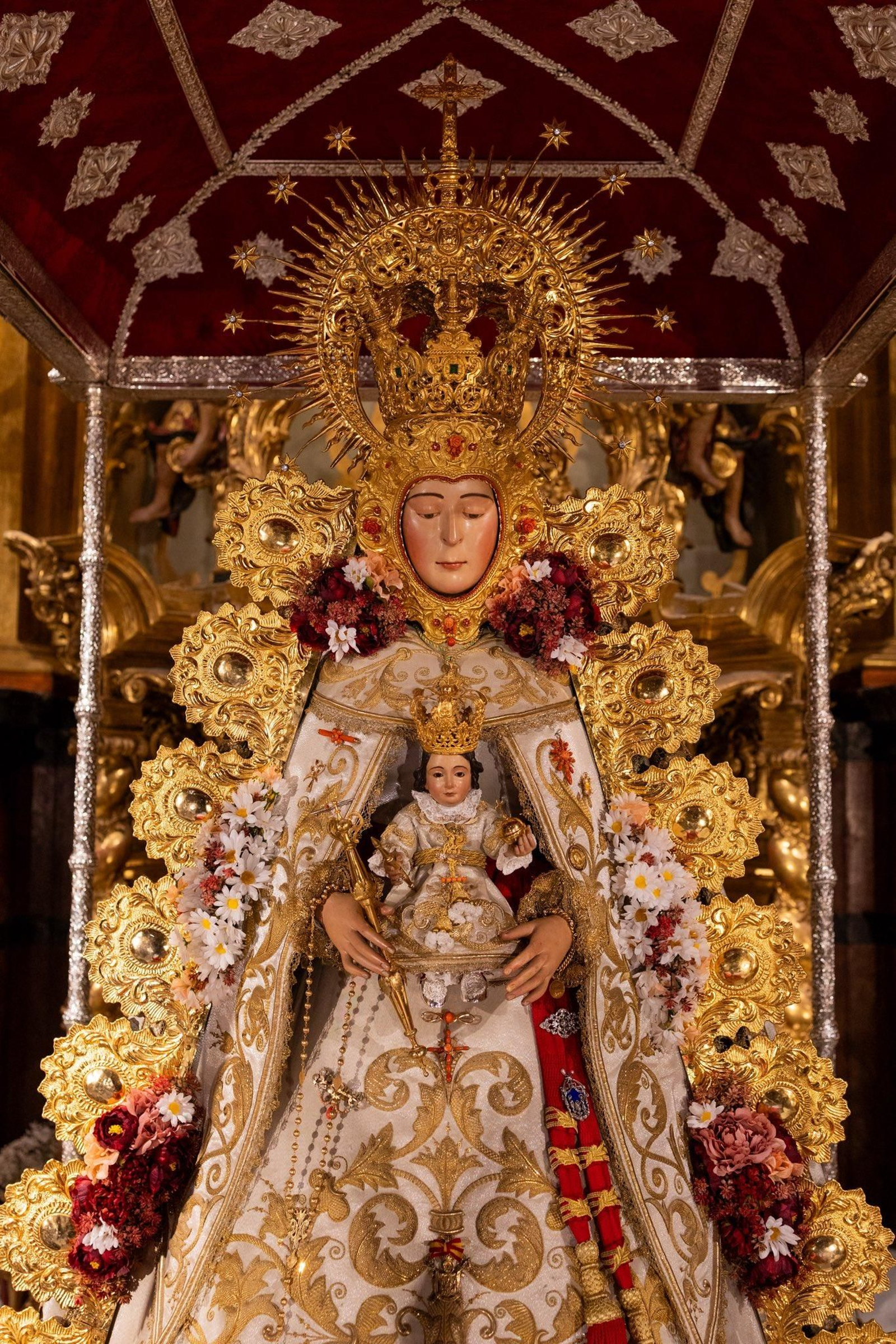 La Virgen del Rocío en el altar del Salvador