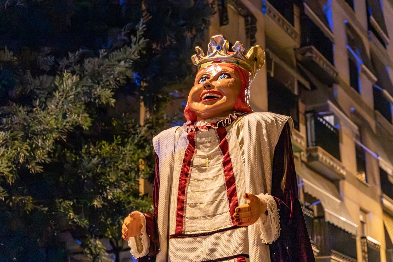 Pasacalles inaugural, fuegos artificiales e iluminación de la portada de feria y del recinto ferial de la Feria de San Bartolomé en Martos