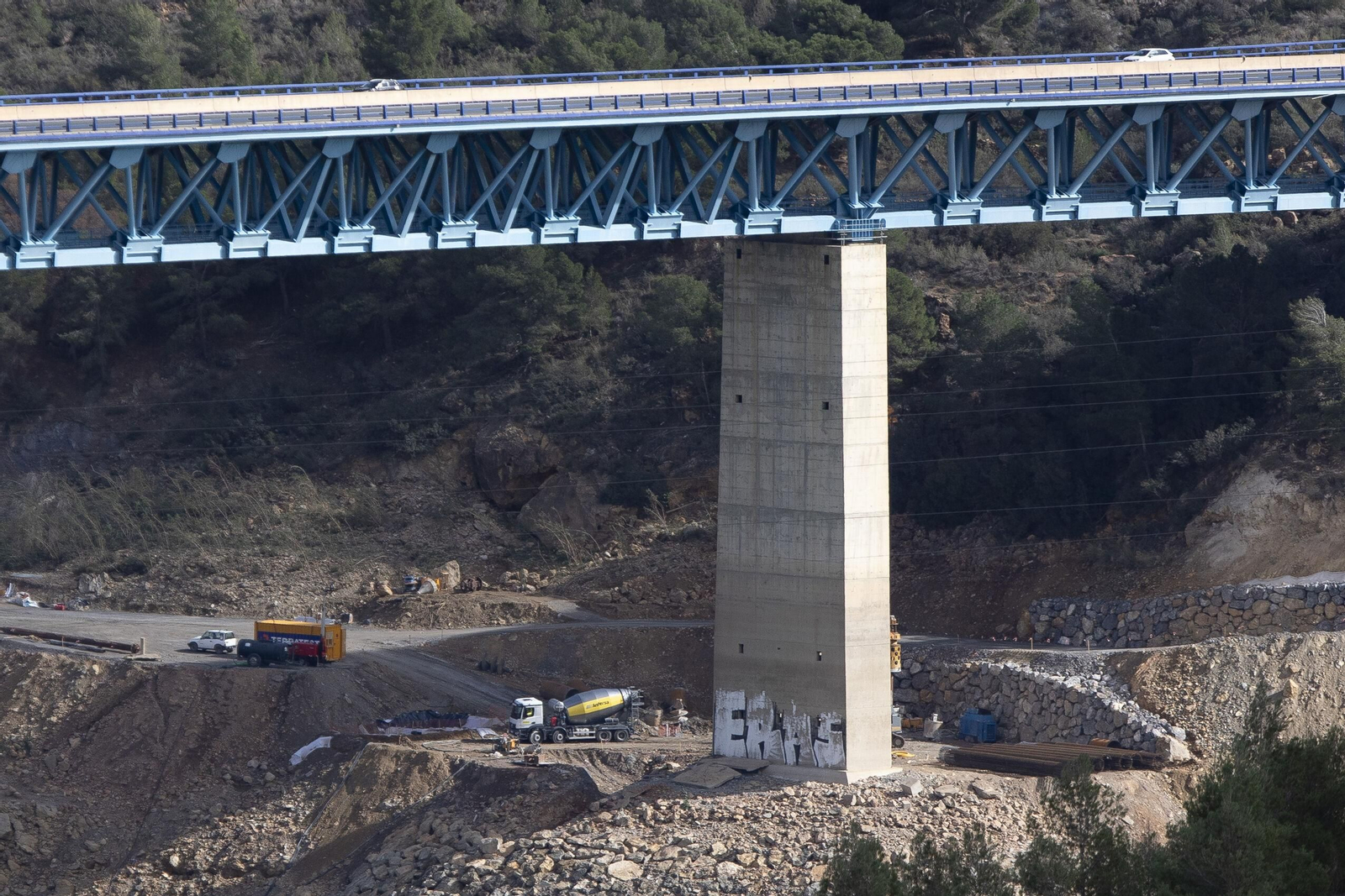 Obras en una de las pilonas del viaducto de Rules