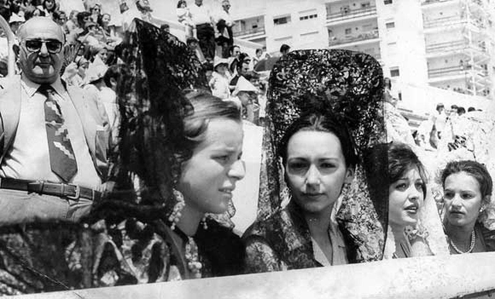 Visitación Lozano (i) y damas, en la tribuna del estadio Carranza, ante la atenta mirada del alcalde de Cádiz Emilio Beltrami López-Linares.