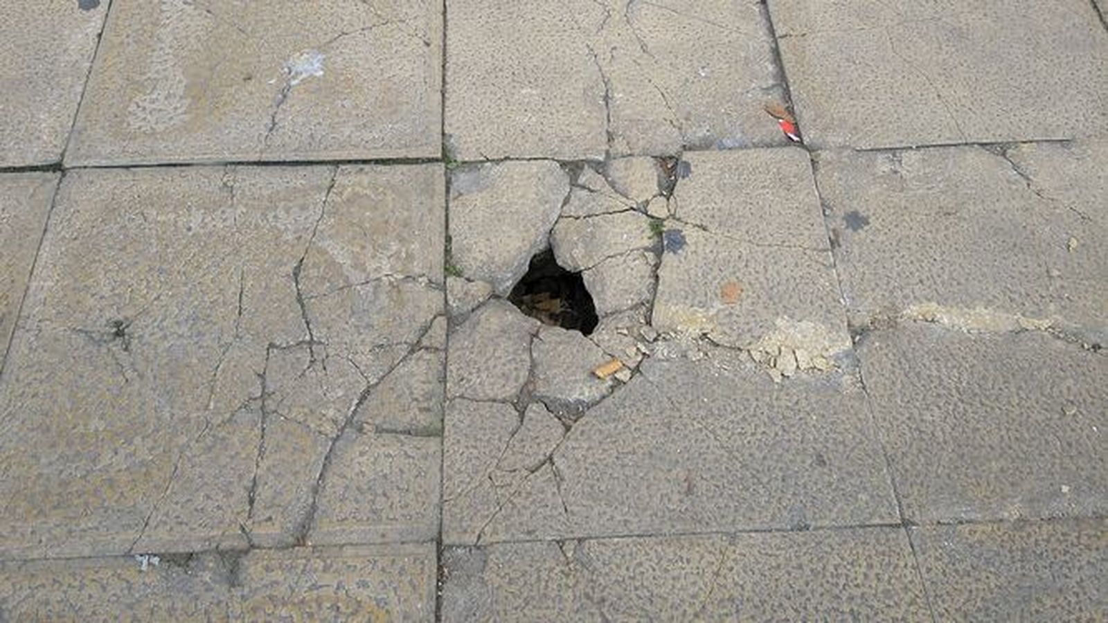 El agujero, en el que cabe un pie de un niño.