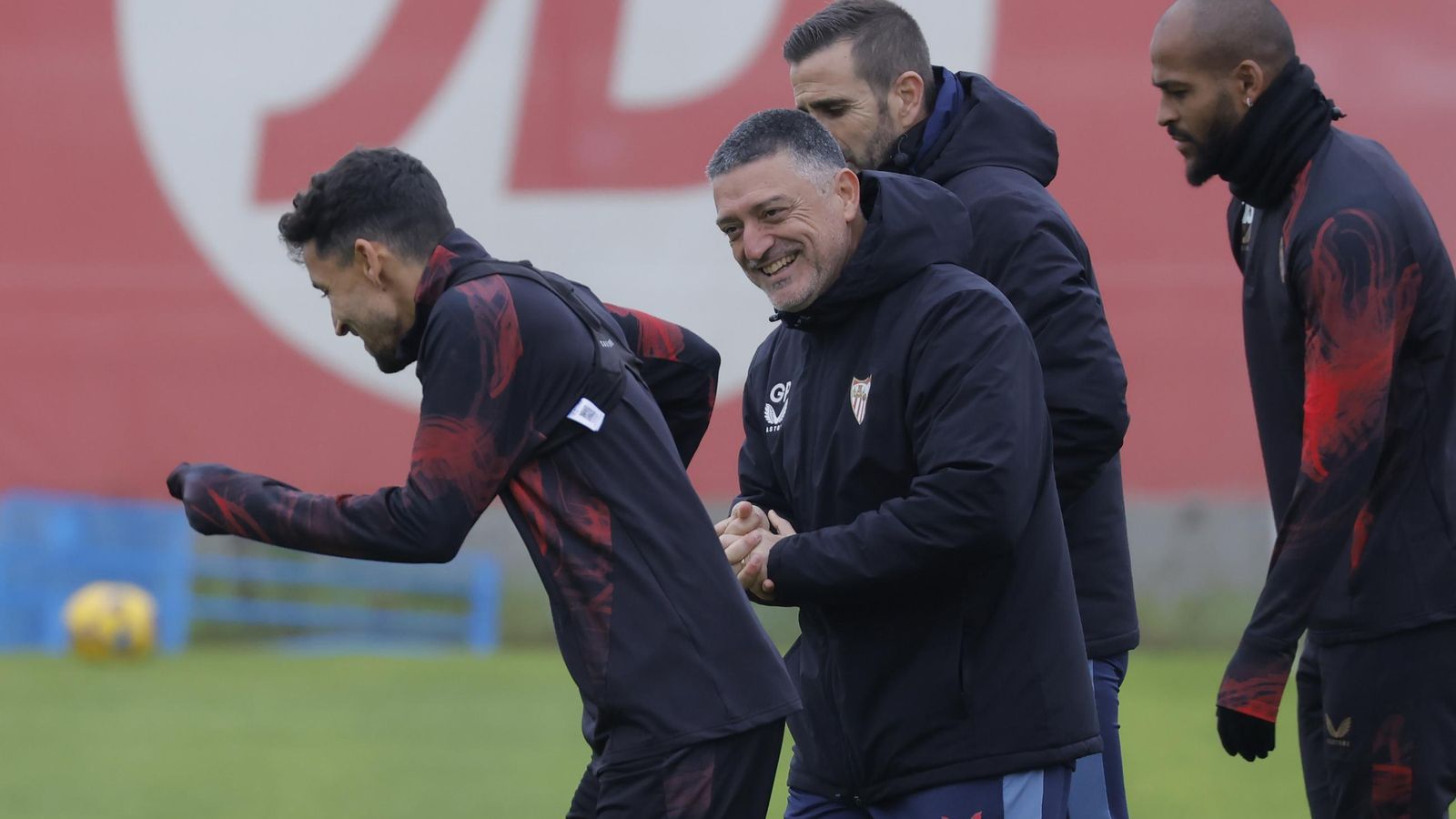 García Pimienta bromea con Jesús Navas en uno de sus últimos entrenemientos.