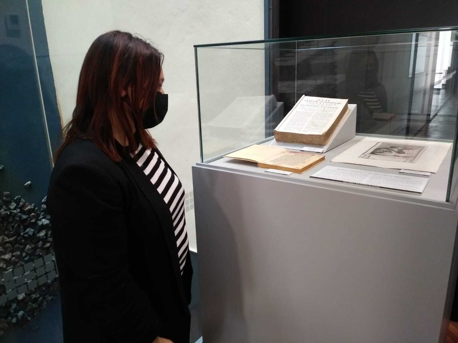 La concejala Susana Rivas, ante la nueva pieza invitada.