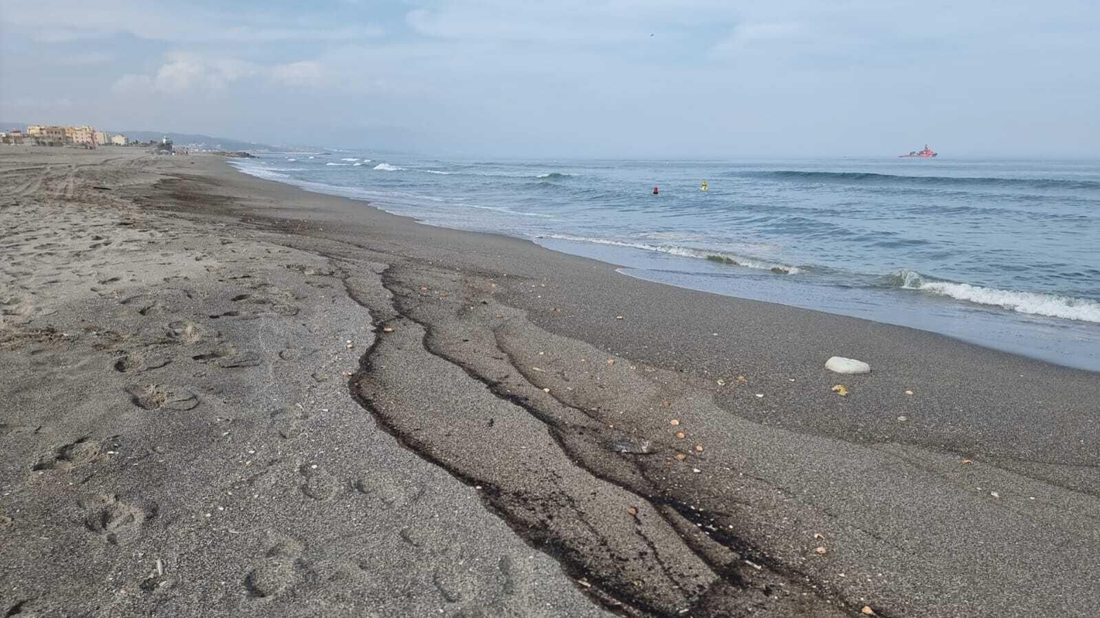 La franja del litoral manchada por el vertido, este martes.