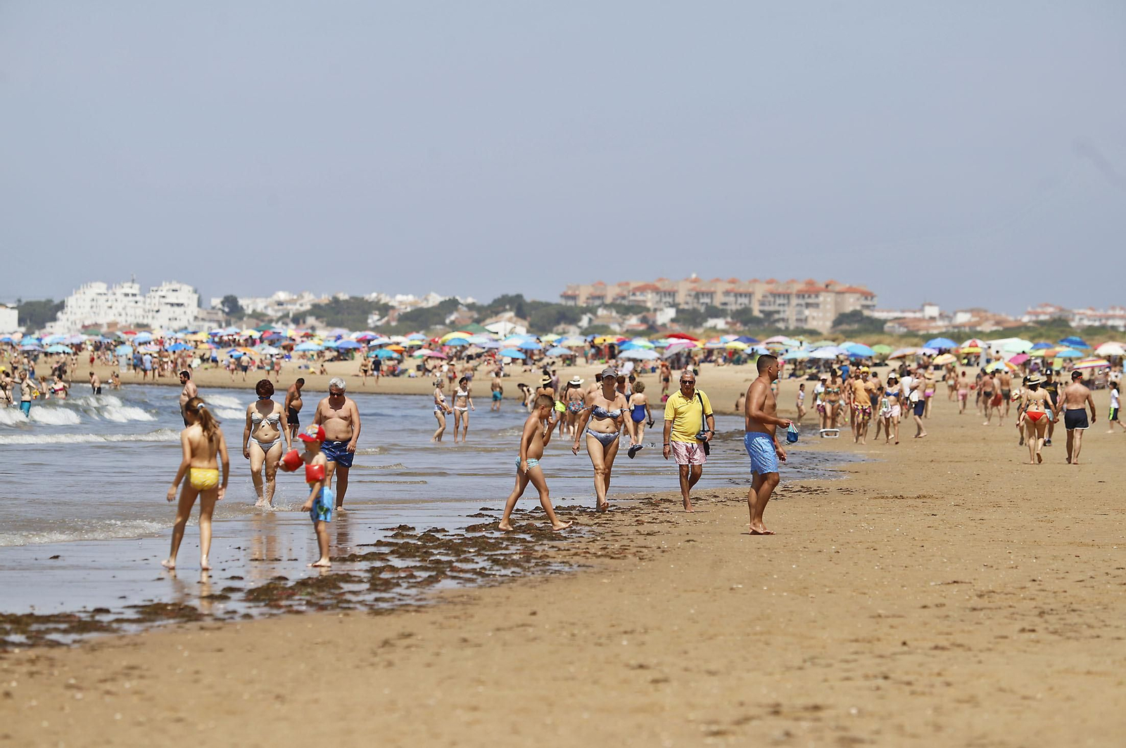 Las imágenes de la jornada de domingo en las playas de Huelva