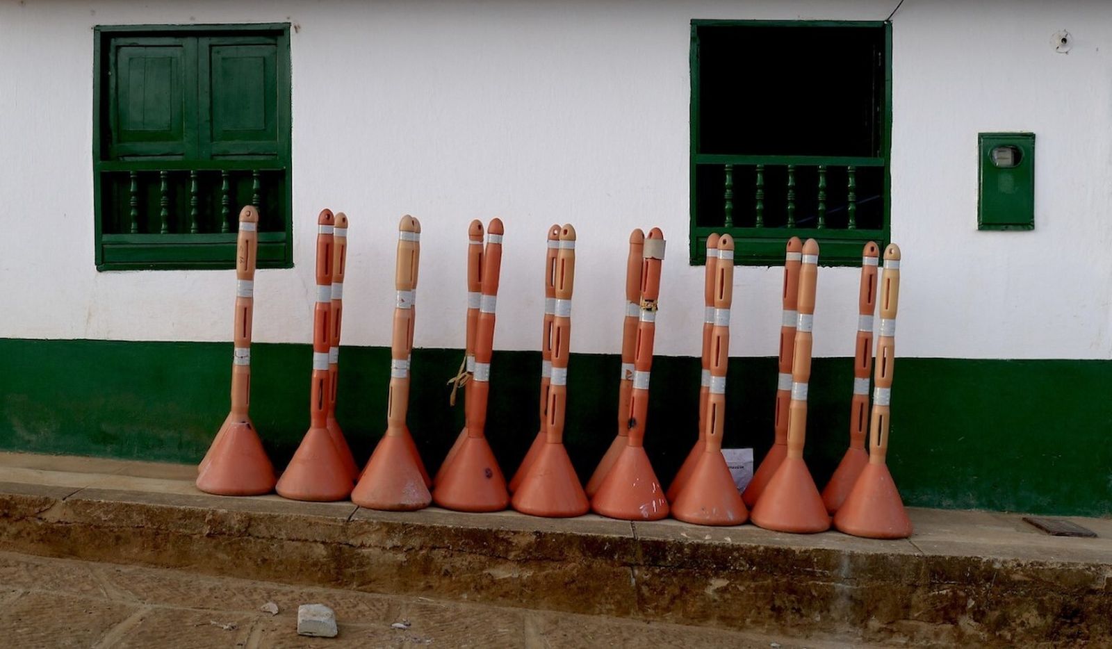 Señalizadores viales en una calle de Barichara, Colombia.