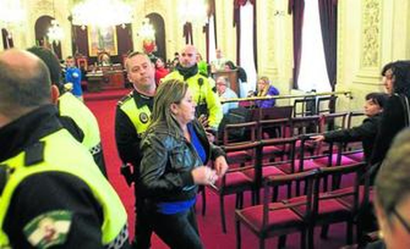 Agentes de la Policía Local llevaron a cabo el desalojo de las trabajadoras de la empresa de limpieza Limasa.