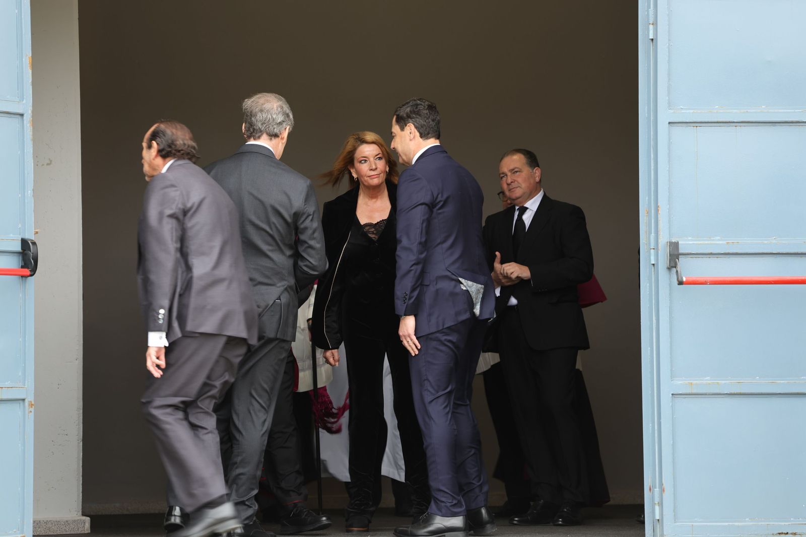 Fotografías de la llegada de Juanma Moreno, Feijóo y todas las autoridades al funeral por las víctimas de Adamuz en Huelva