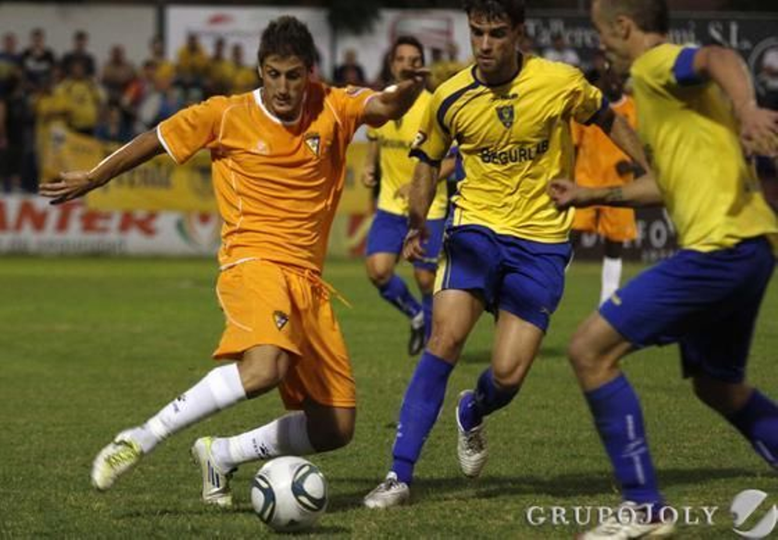 Toti intenta el regate ante dos defensores. 

Foto: LOF