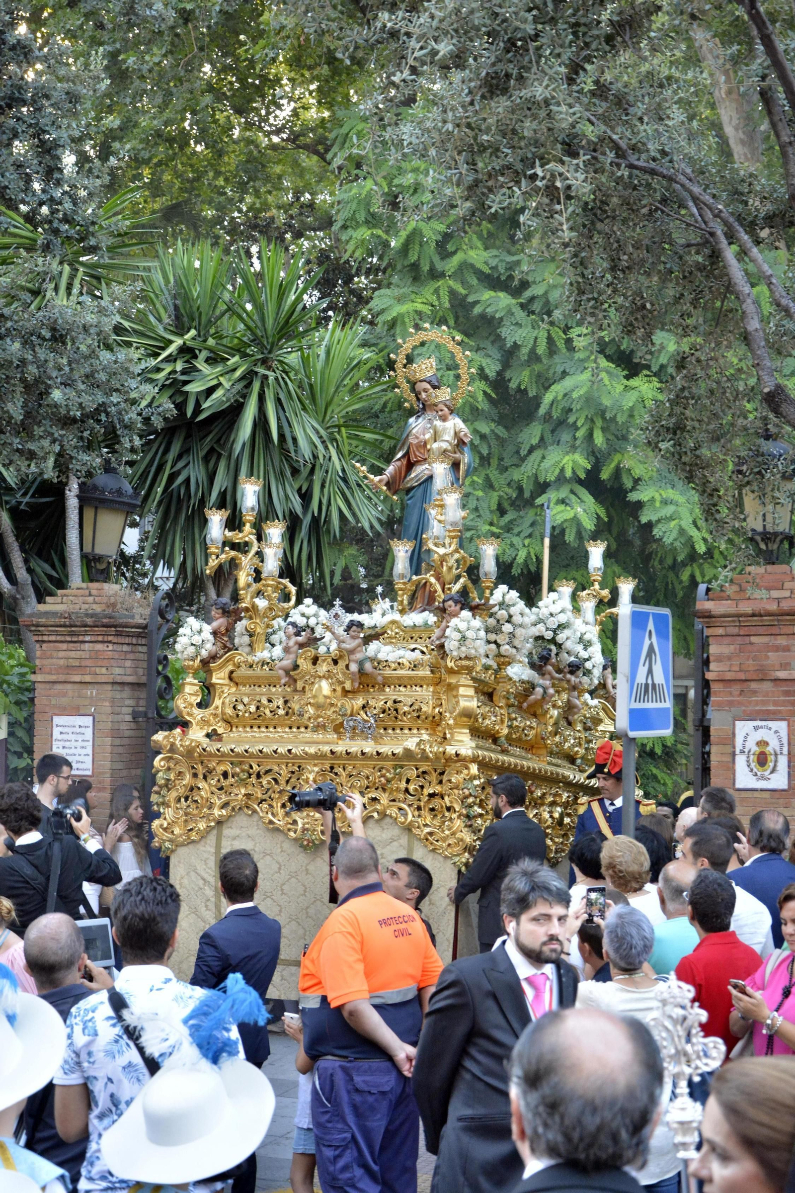 María Auxiliadora sale del parque para iniciar la procesión por las calles del centro.