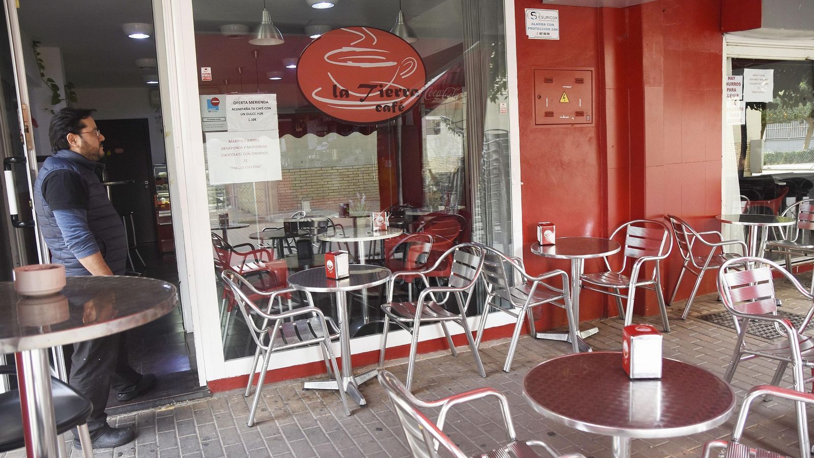 Imagen de la terraza de la Cafetería La Tierra.