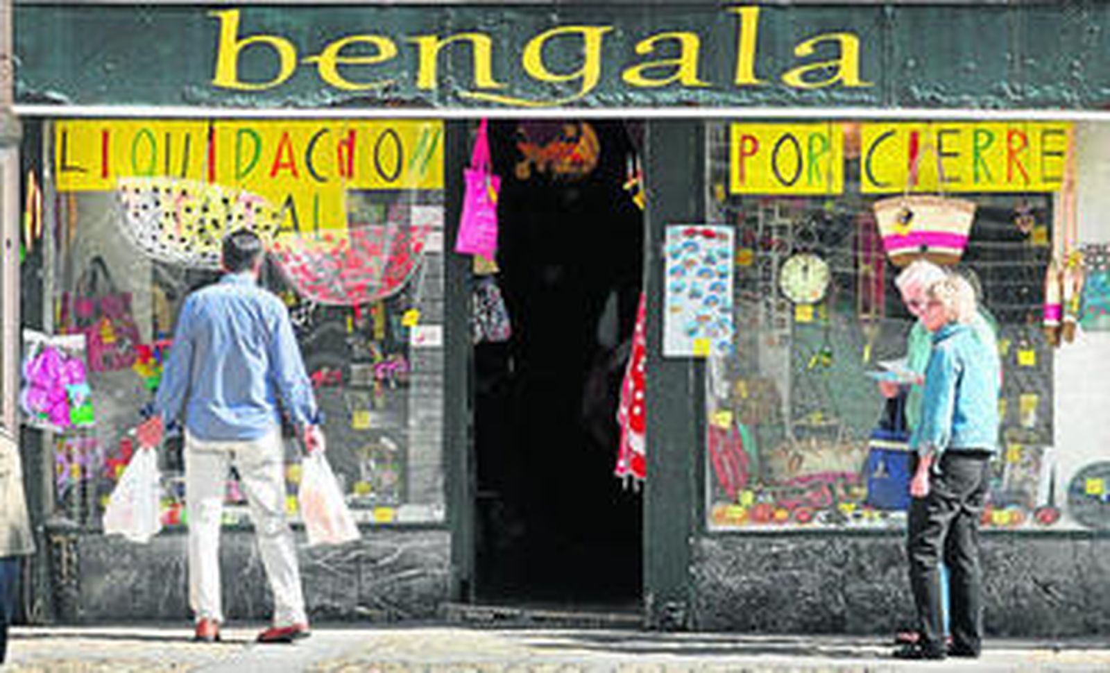 Esta tienda en la plaza de la Catedral ha puesto el cartel de liquidación por cierre del negocio.