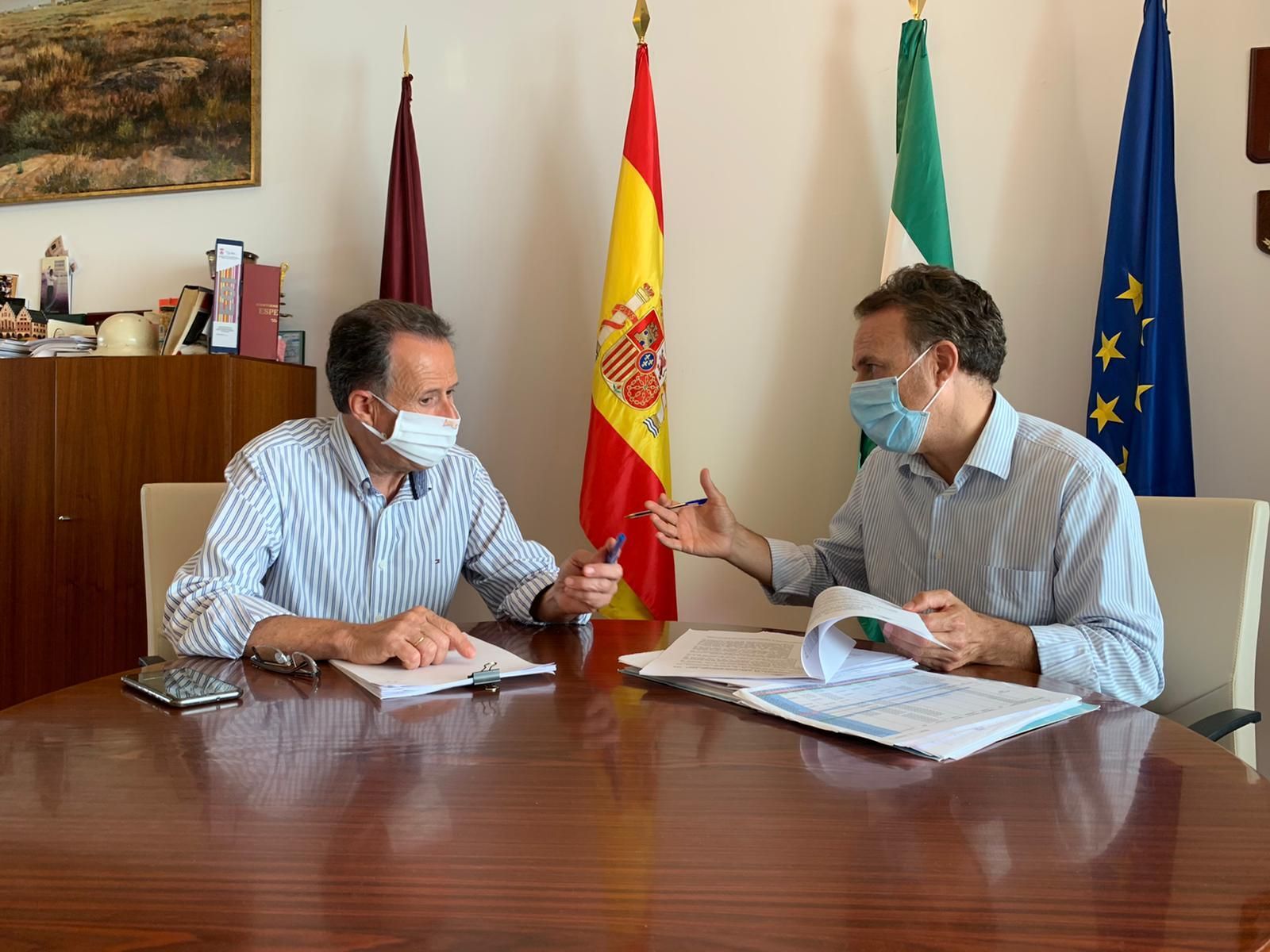 Momento del encuentro de José María Román y David de la Encina en la Alcaldía de Chiclana.