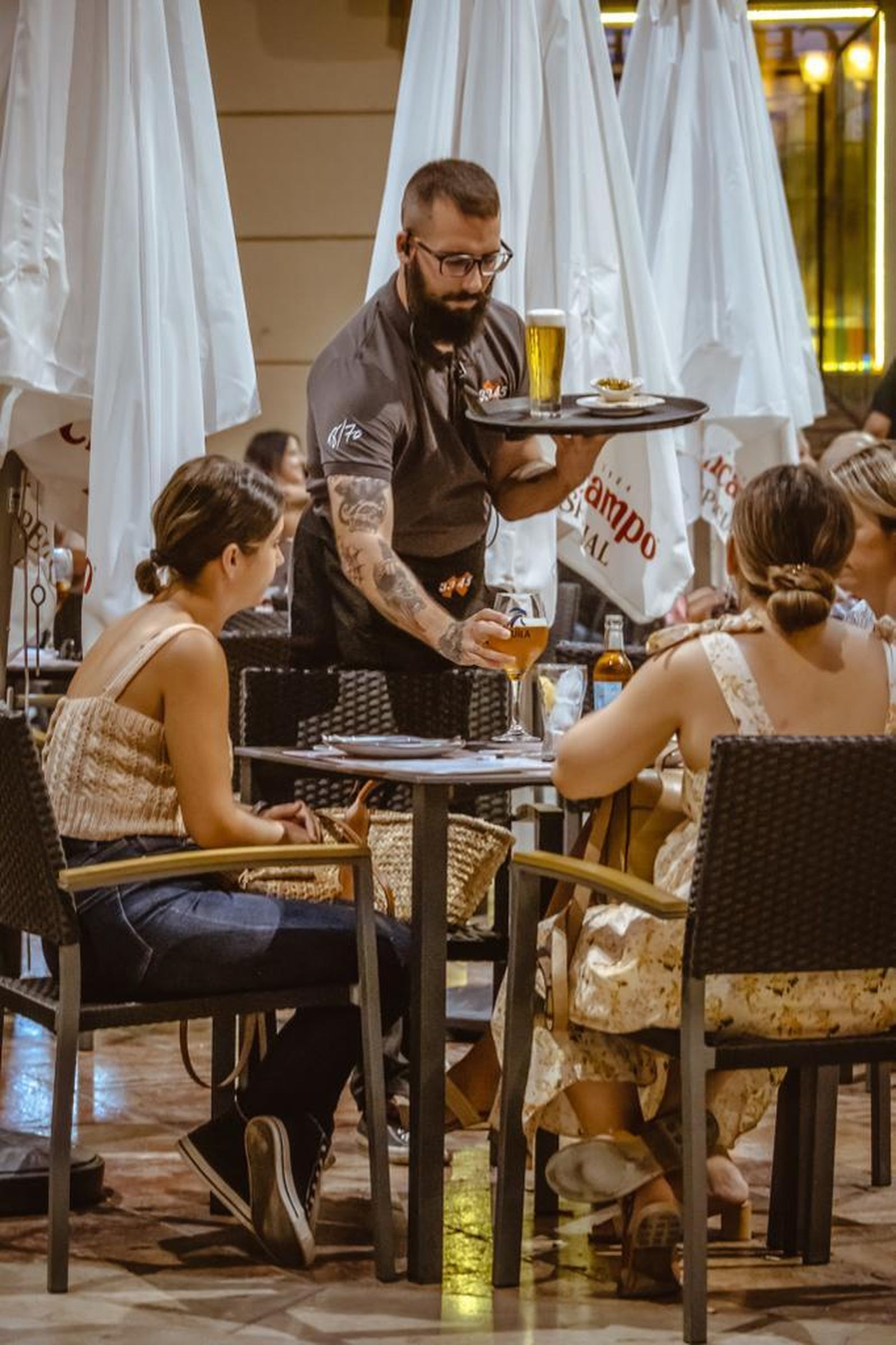 El 33-45 Mitjana Sound Restaurant en la plaza Mitjana genera 30 empleos directos