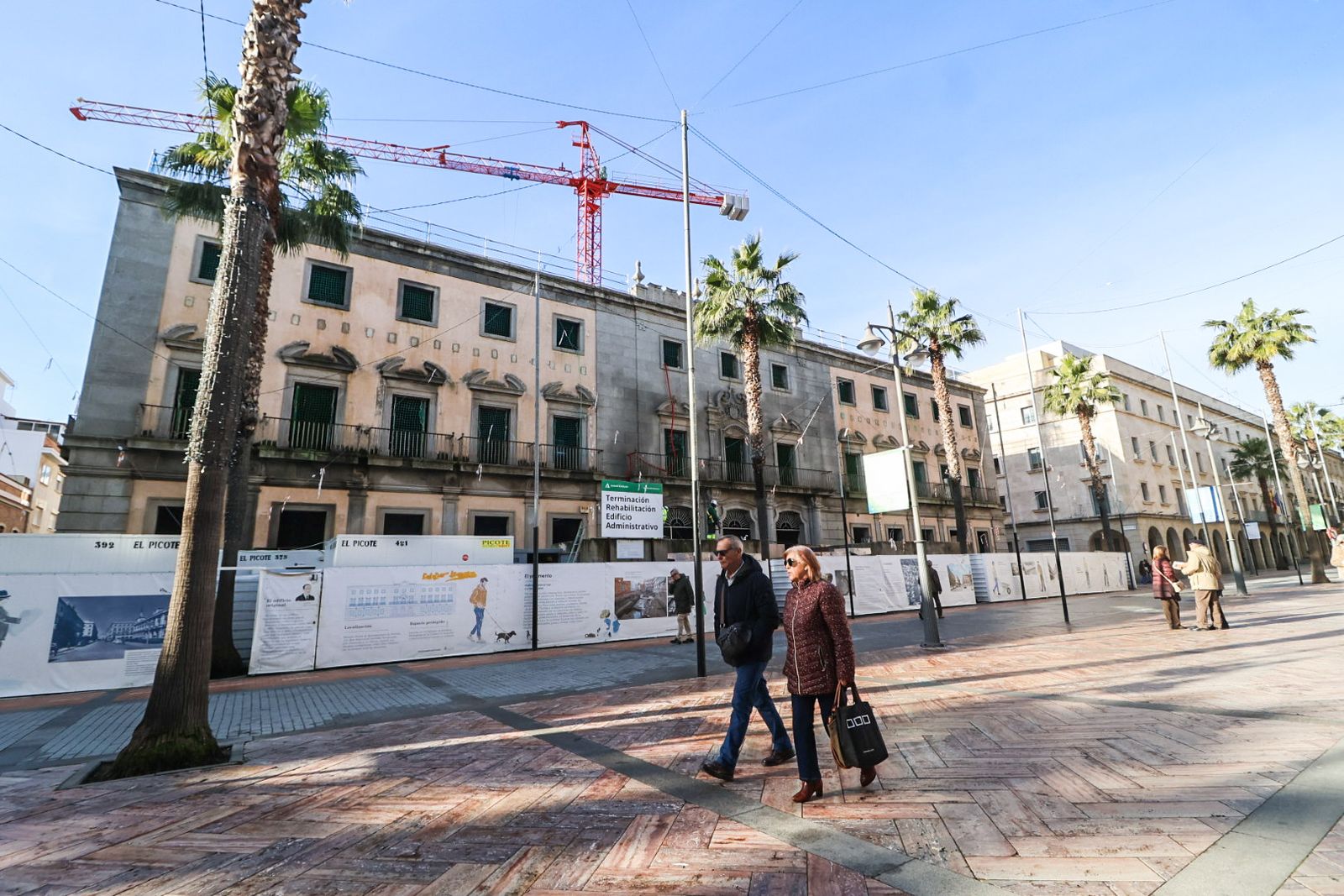 Fotos de la demolición de los bloques de hormigón situados alrededor del edificio de Hacienda
