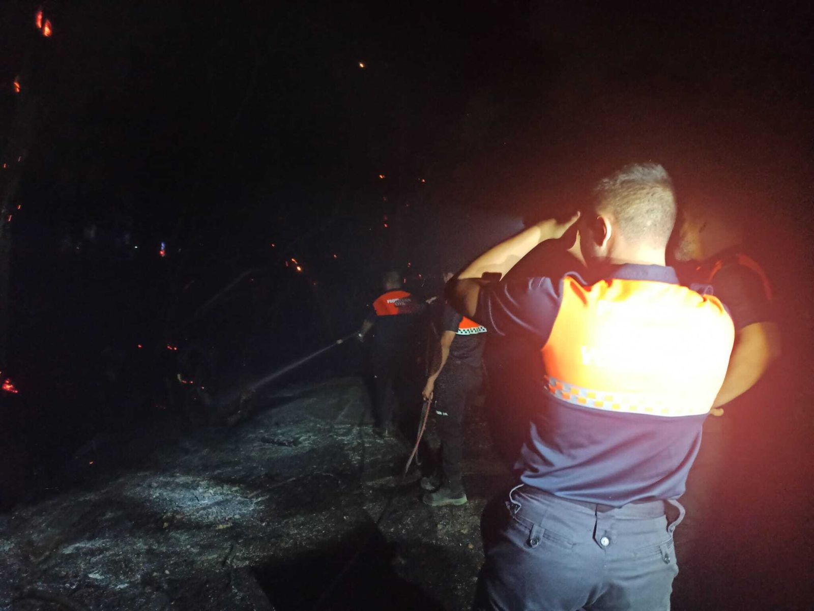 Efectivos de Protección Civil, en la zona del incendio.