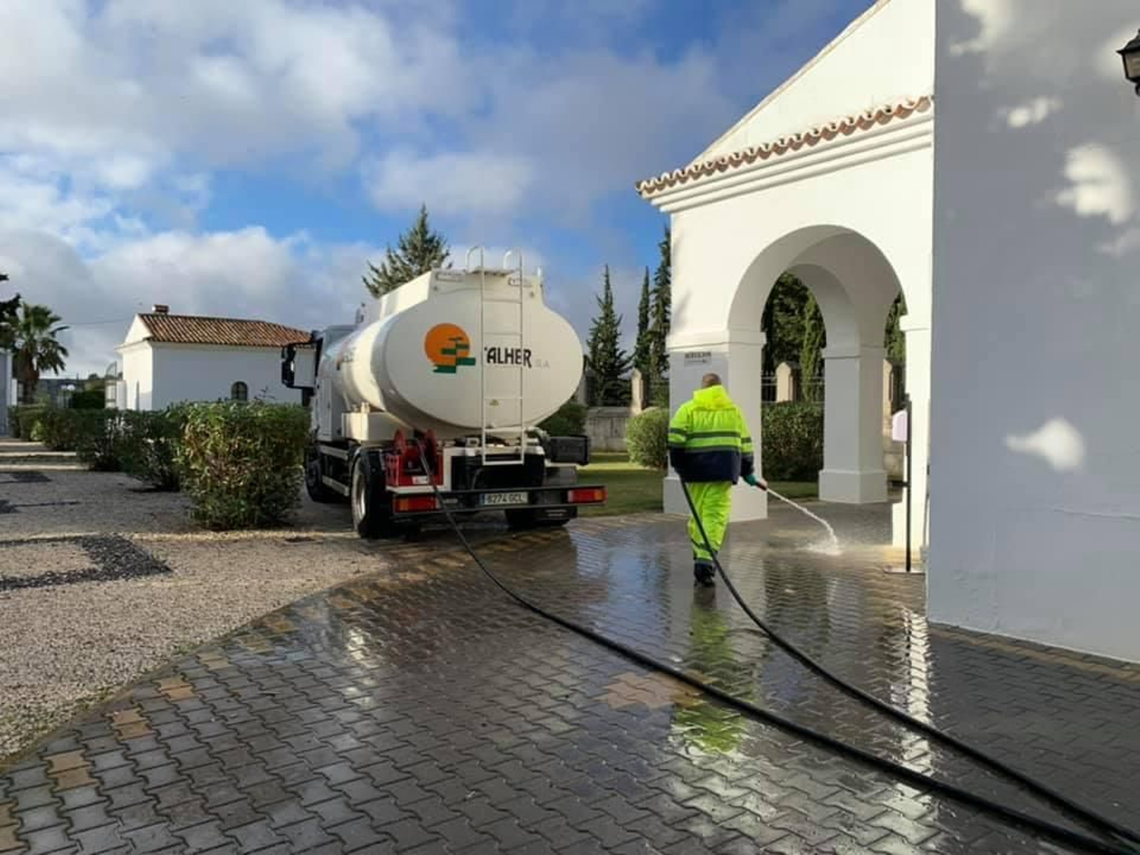 Desinfección de espacios públicos en Pozoblanco.