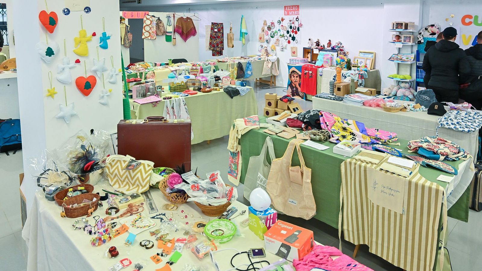 Vista panorámica de los productos del Mercado solidario de Manos Unidas.