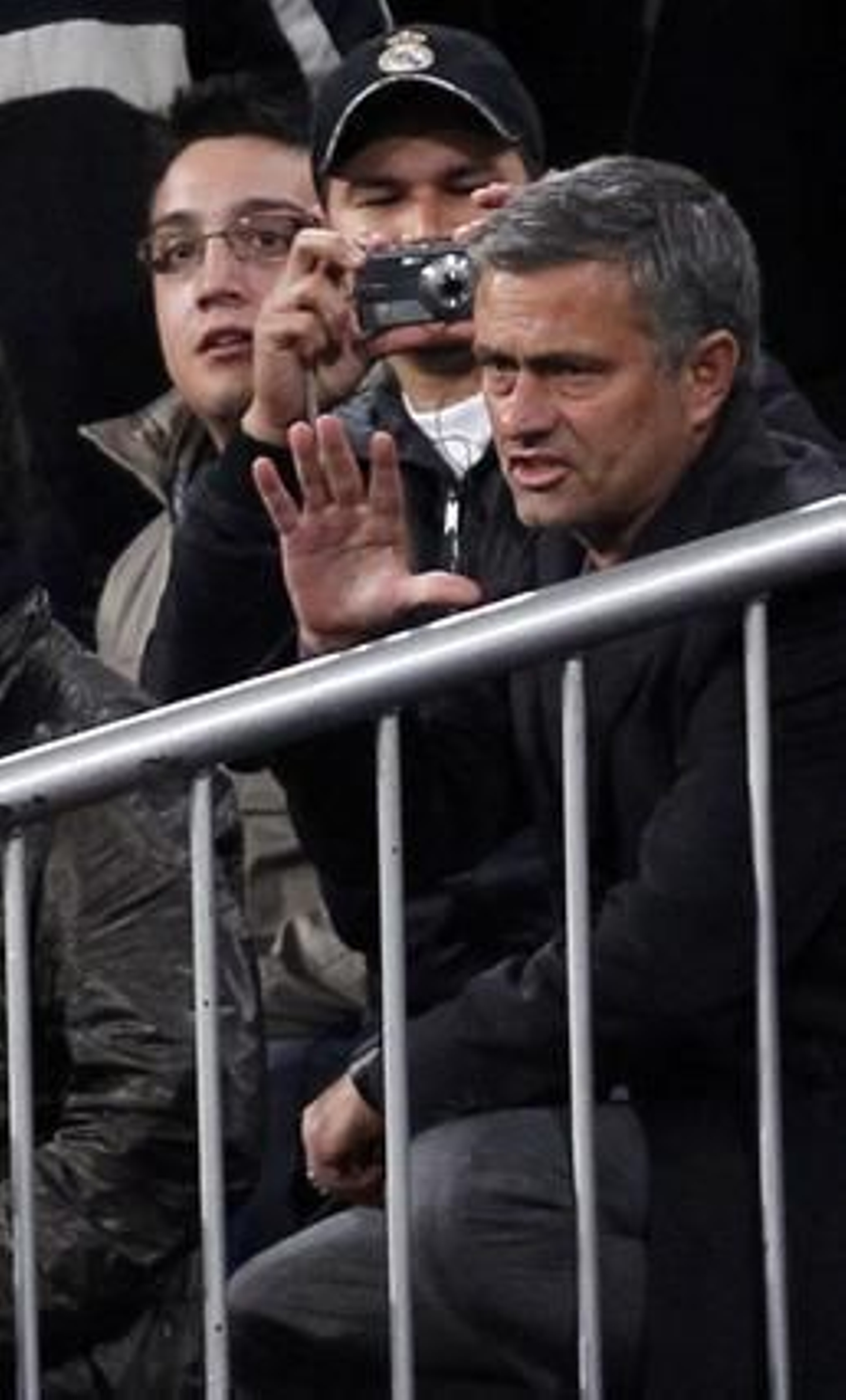 EL técnico del Madrid terminó de ver el encuentro desde fuera del banquillo.

Foto: Reuters