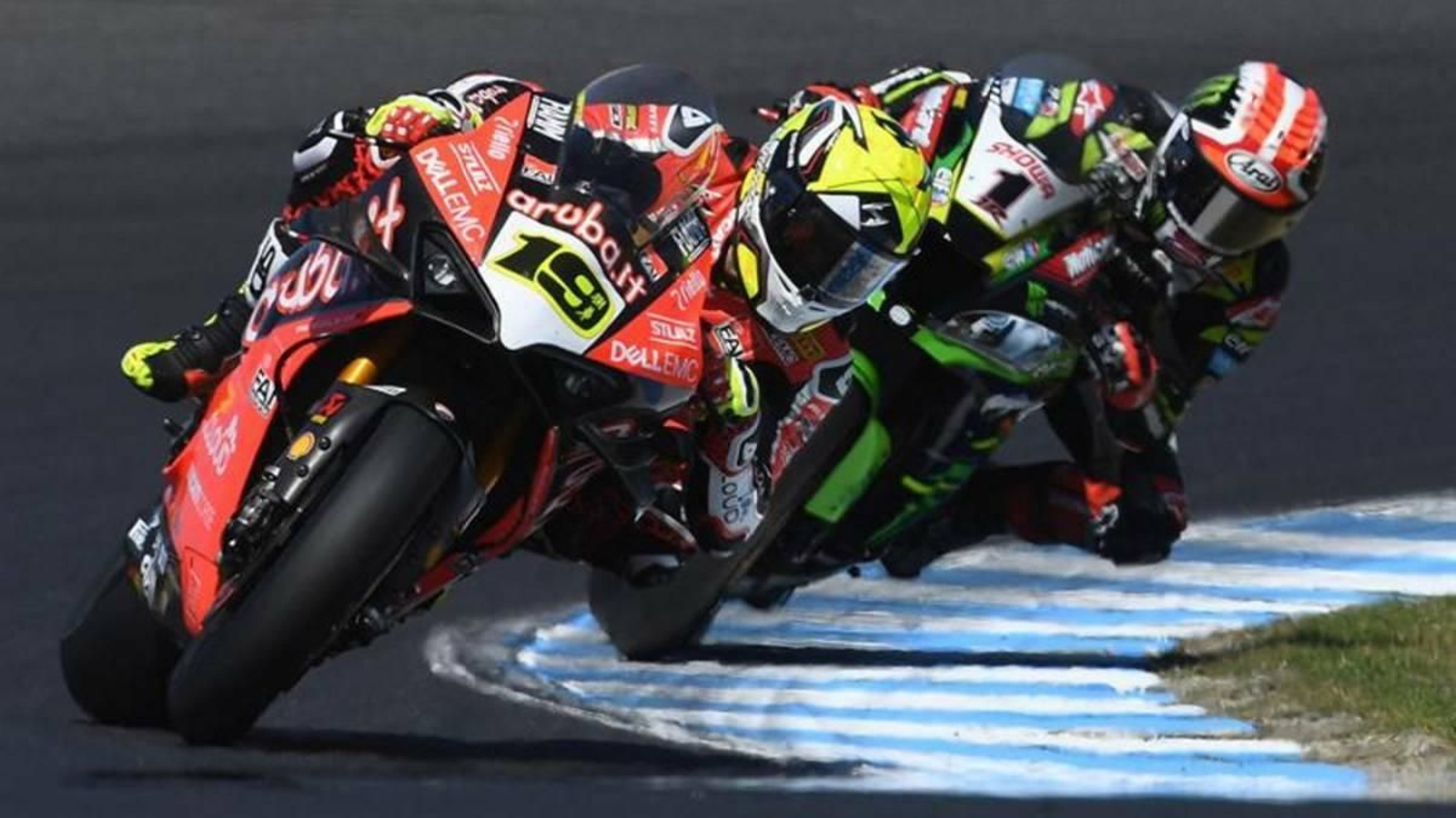 Álvaro Bautista, rodando con la Ducati por delante de Jonathan Rea con la Kawasaki.