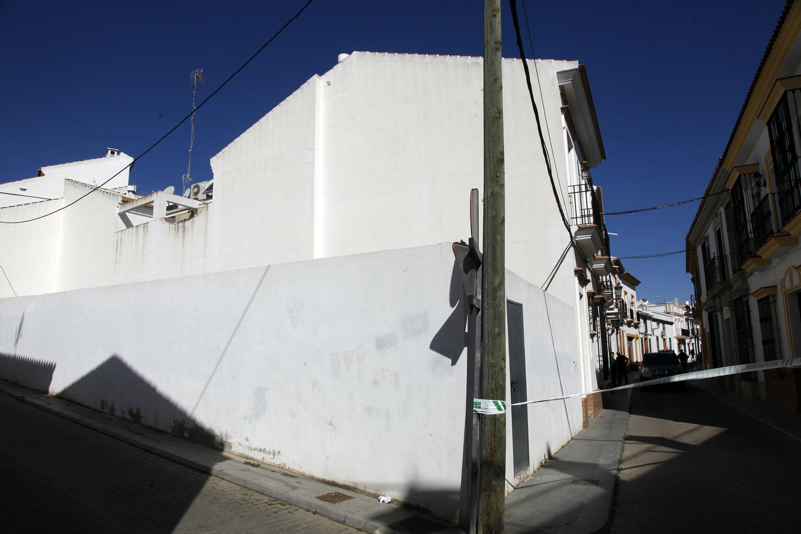 Tejado desde donde se suicidó el agresor, cayendo al solar tras la tapia.