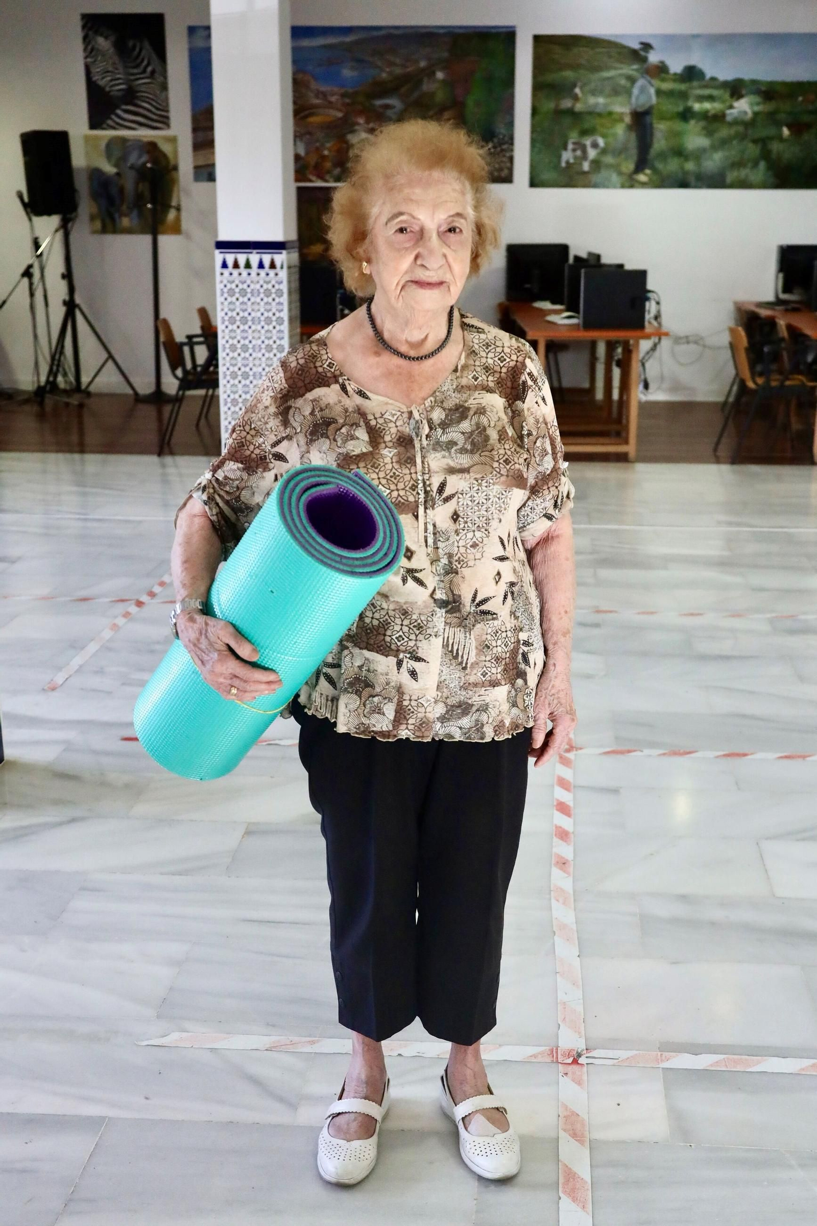 Las fotos de Sara Bullón, vecina de La Luz de 102 años que hace taichí y pinta