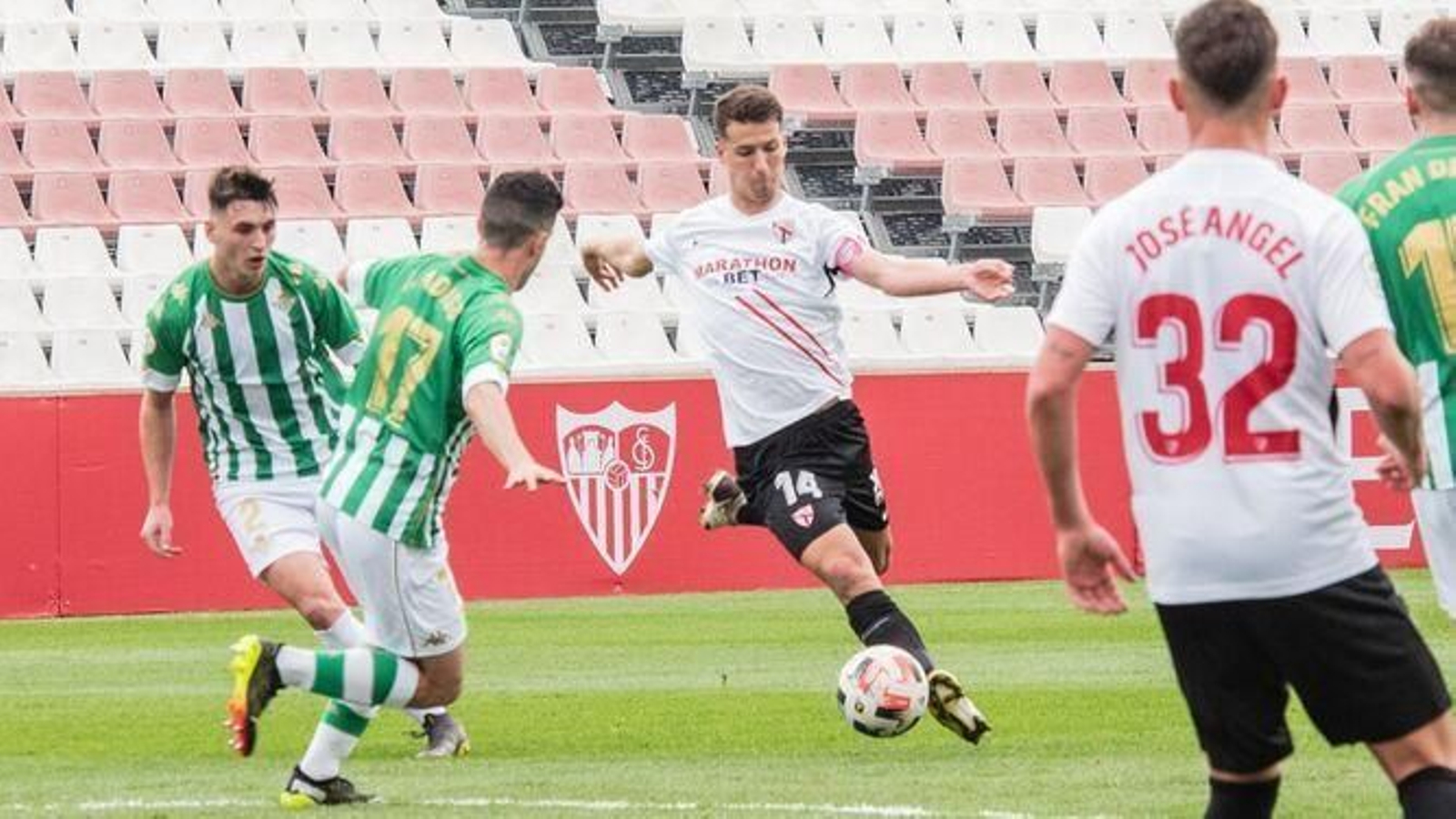 Imagen del último Sevilla Atlético-Betis Deportivo (0-0), conduce Pedro Ortiz, que sería expulsado.