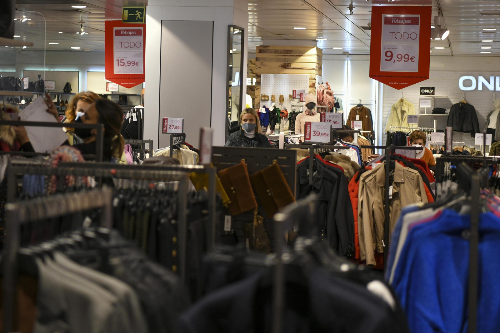 Fotos: el inicio de las rebajas en el Corte Inglés de Granada