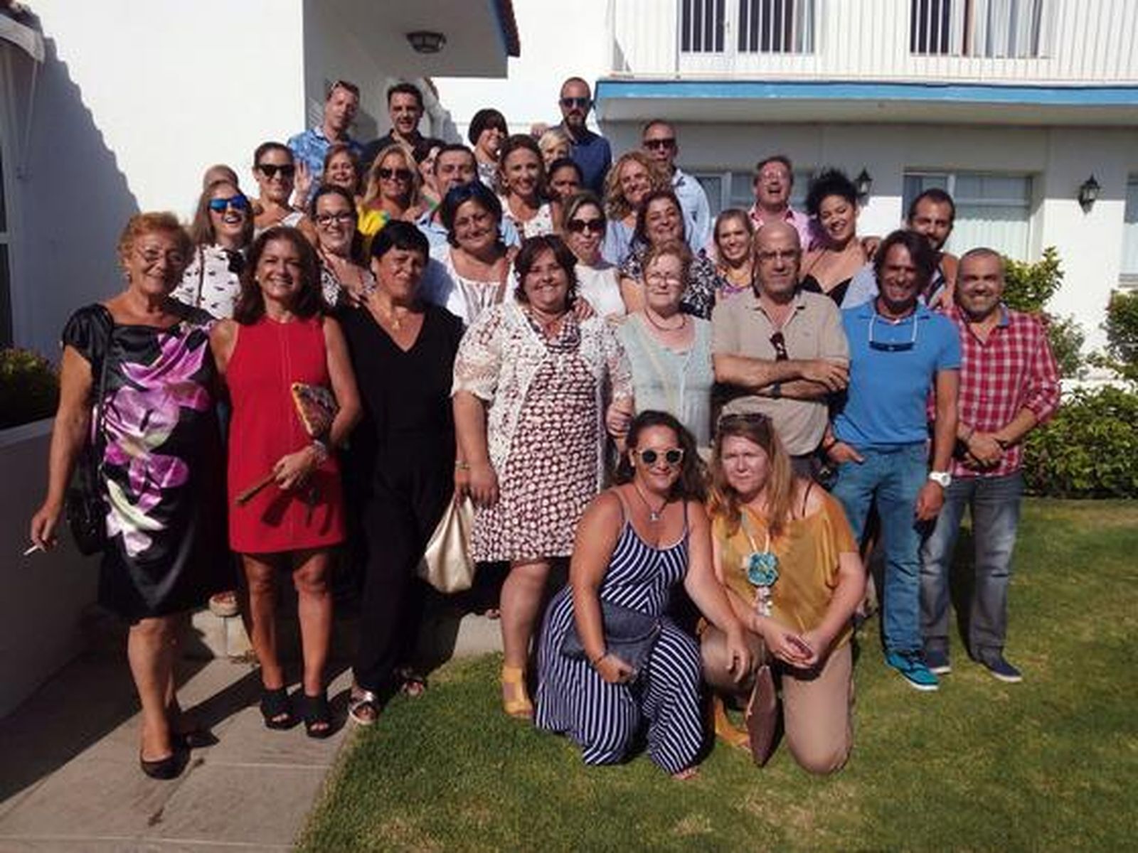 La homenajeada María José Periñán Patrón con el grupo de compañeros y familiares que acudieron al almuerzo, celebrado en el Club Las Redes en El Puerto de Santa María, con motivo de su jubilación.  Foto: Ignacio Casas de Ciria
