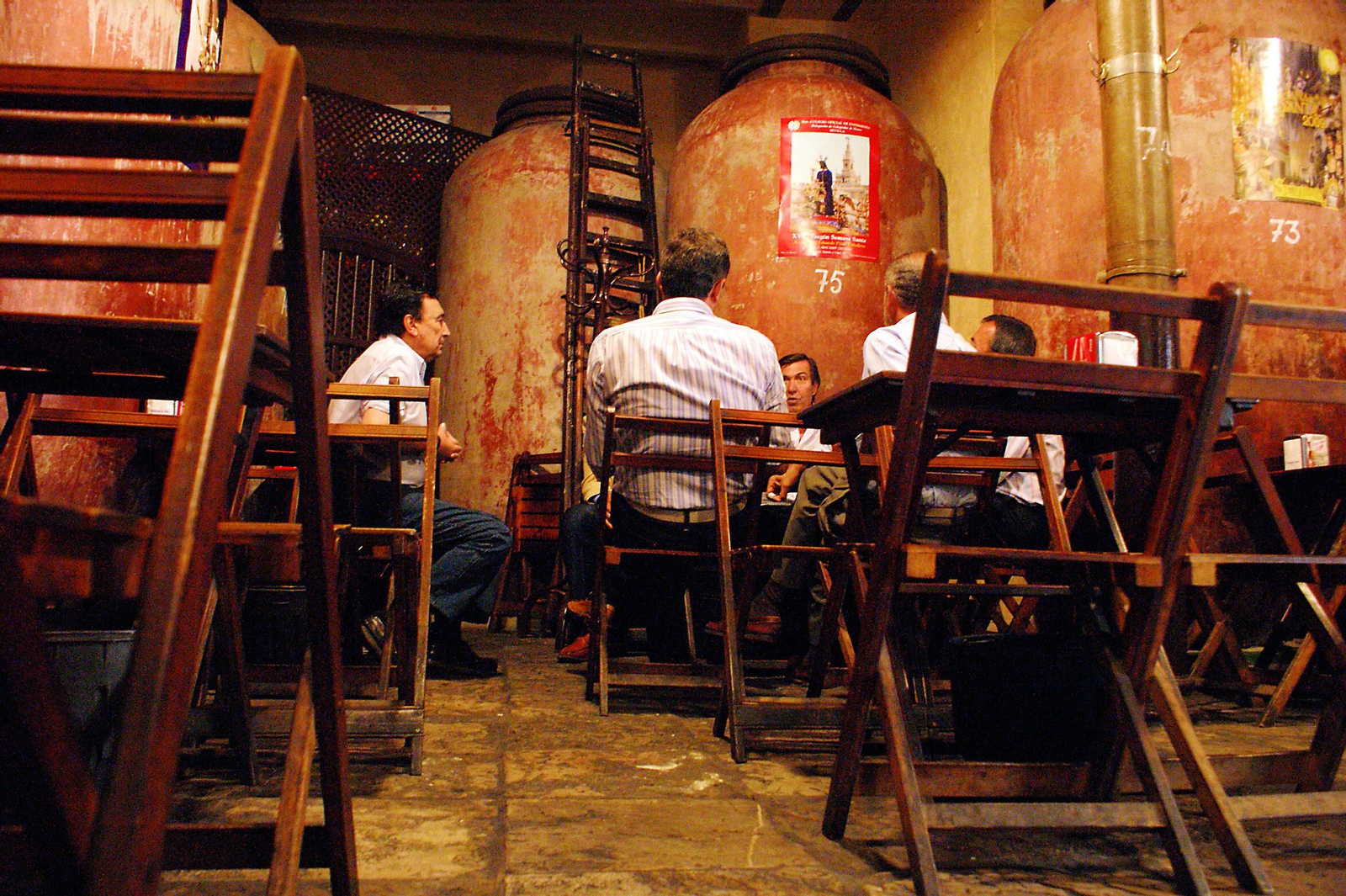 Las características tinajas del salón de veladores de la Bodega Morales