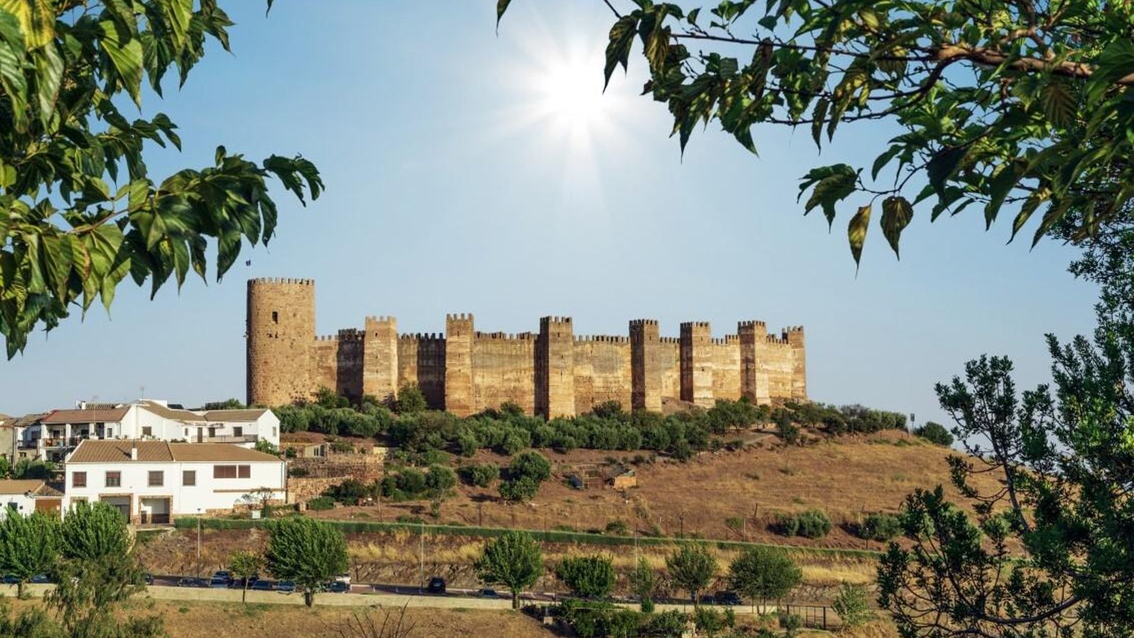 El imponente Castillo de Burgalimar es la joya arquitectónica de Baños de la Encina. El imponente Castillo de Burgalimar es la joya arquitectónica de Baños de la Encina.