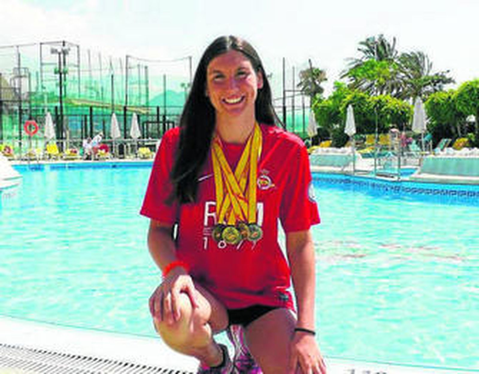 Paula Ruiz posa con las medallas logradas esta temporada.