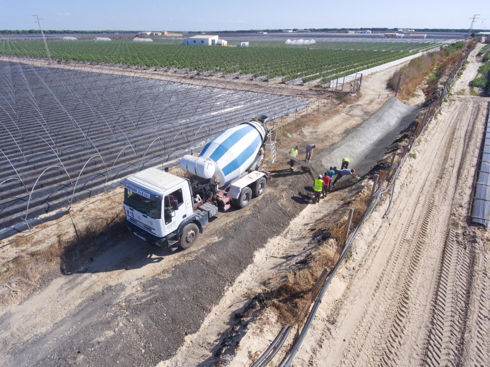 Operarios limpian caminos agrícolas en Palos de la Frontera.