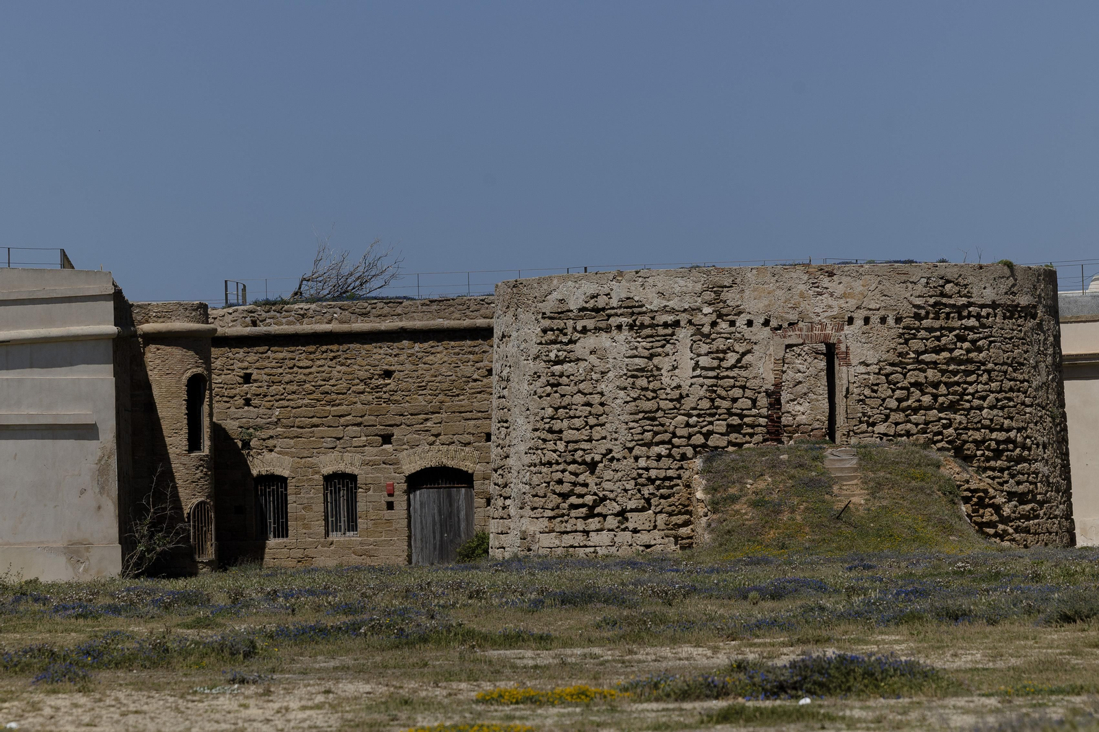 Imágenes de las obras de rehabilitación en el recinto interior del castillo de San Sebastián.