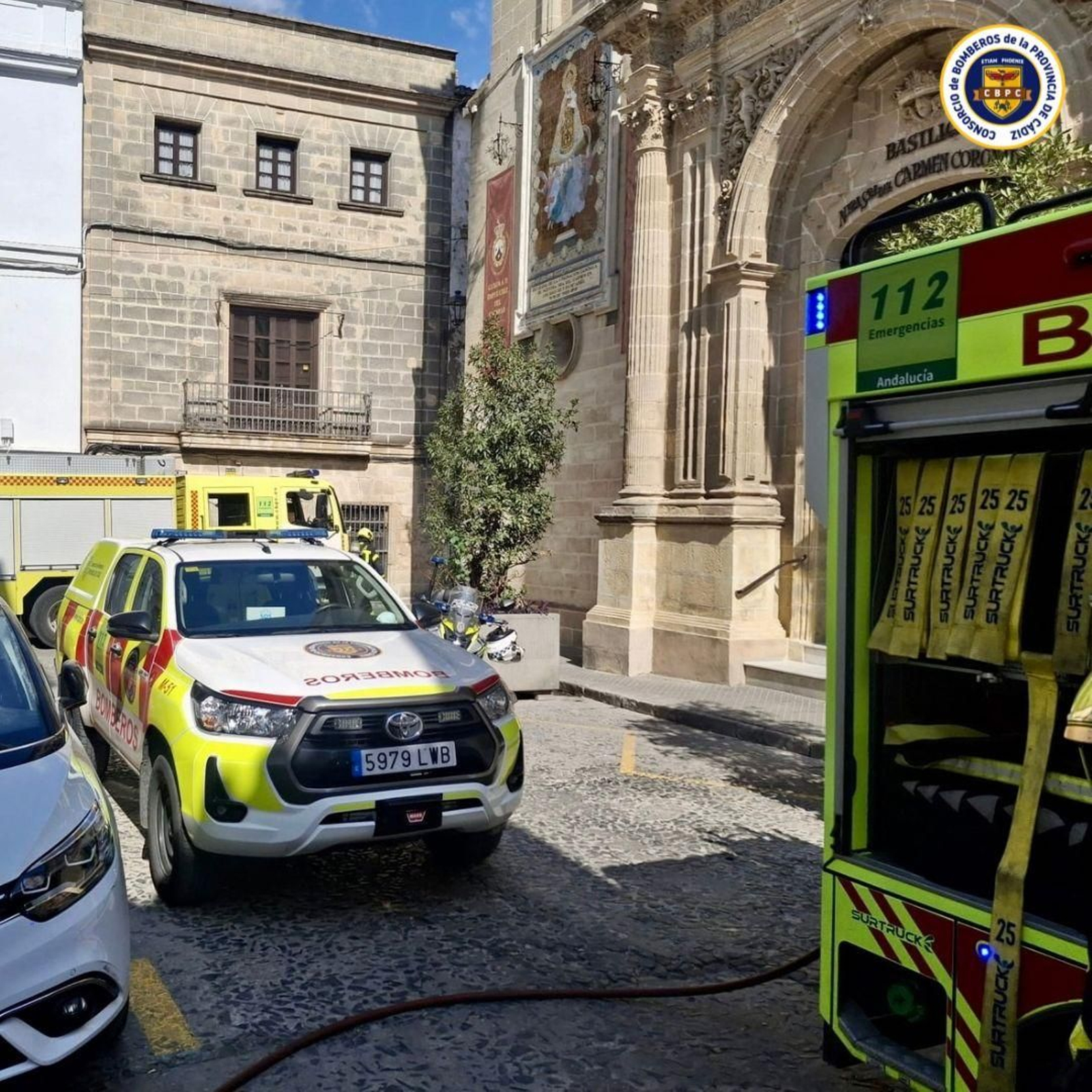 Varios vehículos del parque de bomberos, junto a la Iglesia del Carmen.