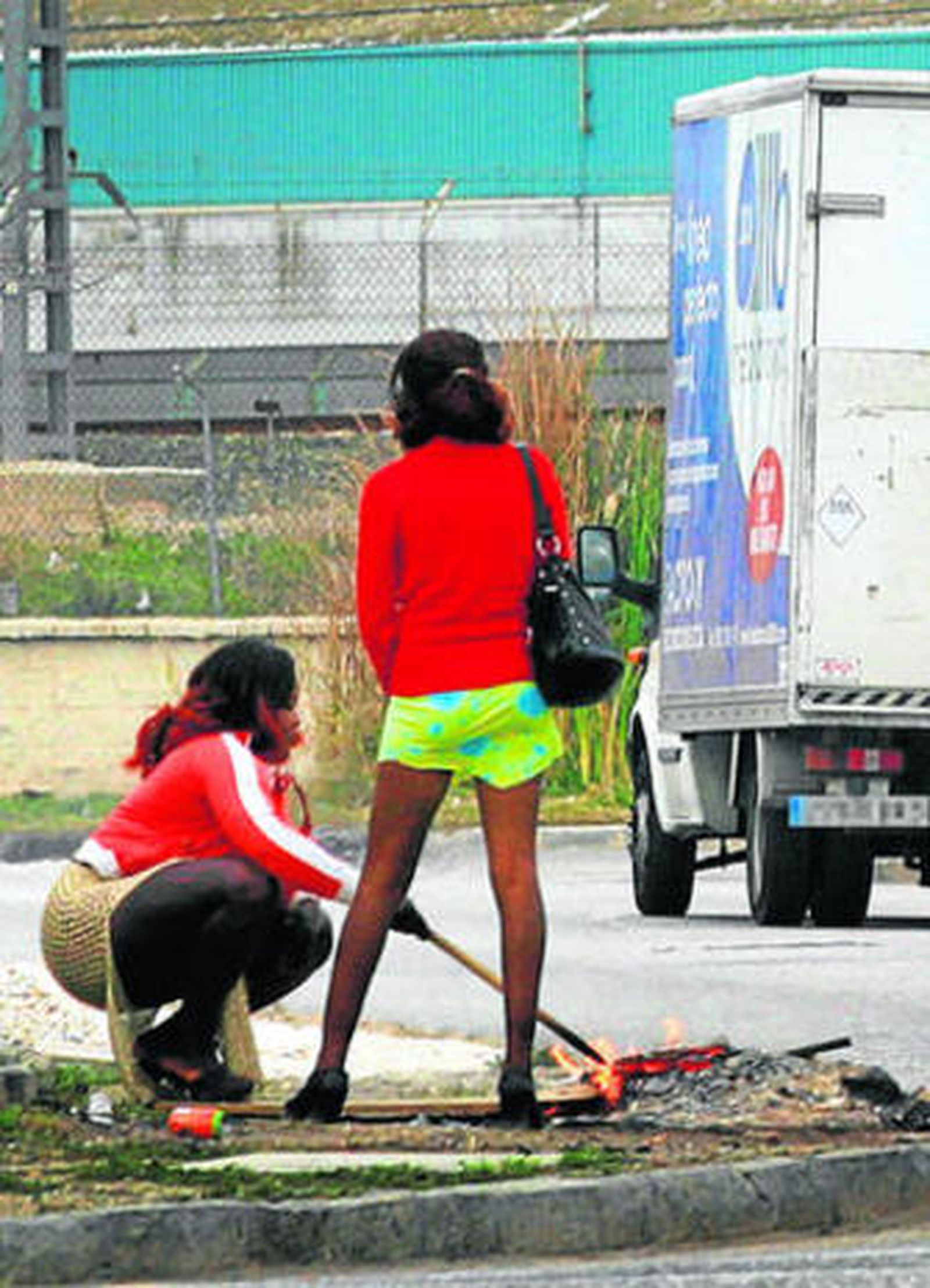 Dos prostitutas encienden una hoguera en el polígono.