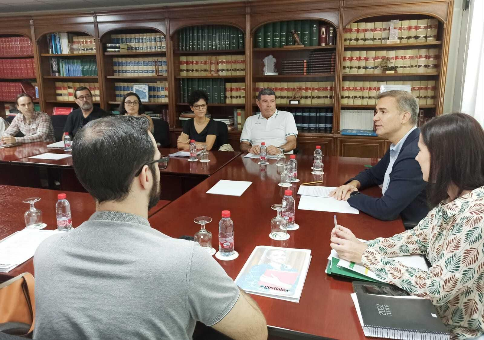 Amós García entre las resoluciones de ayudas que beneficiarán a 477 personas con altas dificultades para encontrar empleo. Amós García entre las resoluciones de ayudas que beneficiarán a 477 personas con altas dificultades para encontrar empleo.