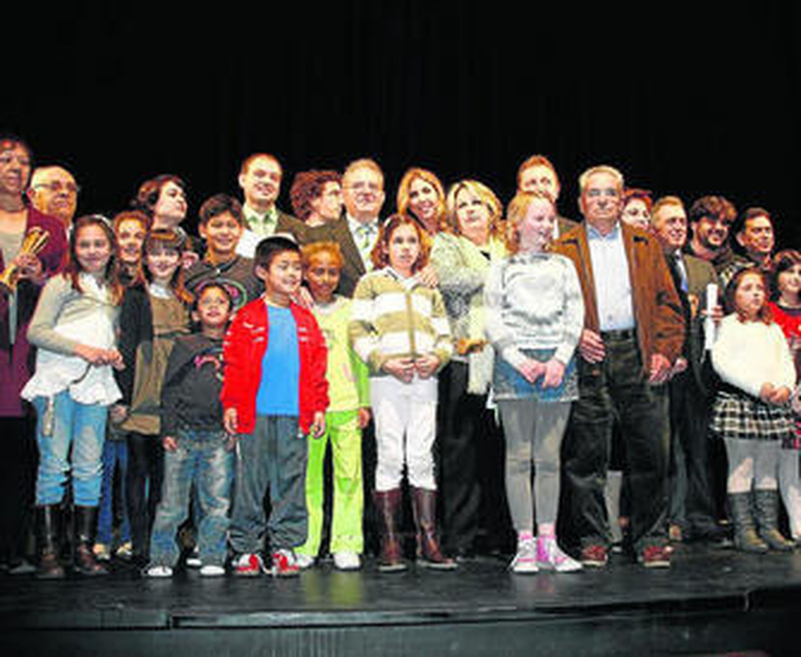 El consejero de Empleo, Manuel Recio, entregó los Premios sobre Migraciones en Vícar.