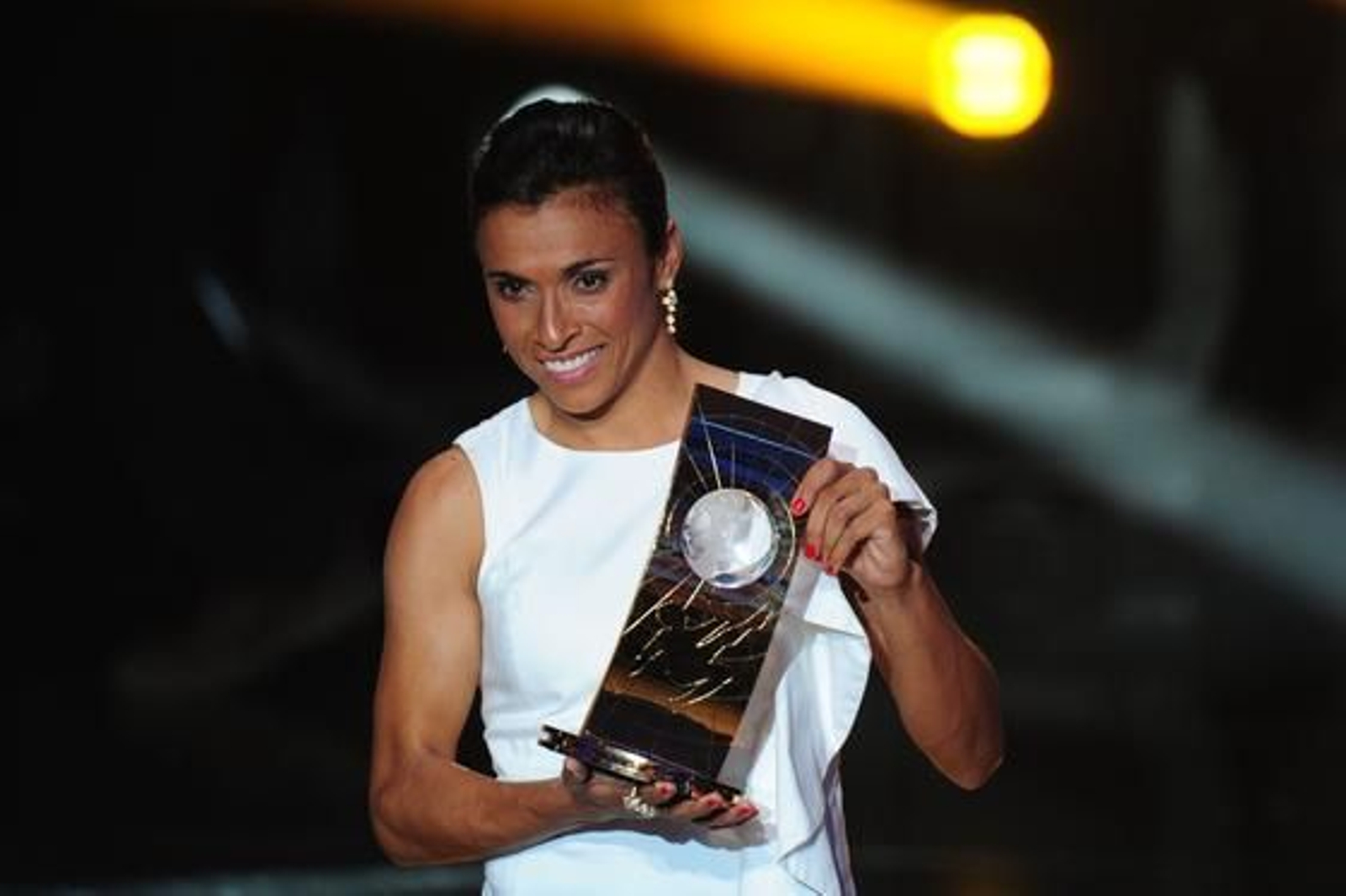 La brasileña Marta, premio a la mejor jugadora del año por quinto año consecutivo.

Foto: AFP Photo