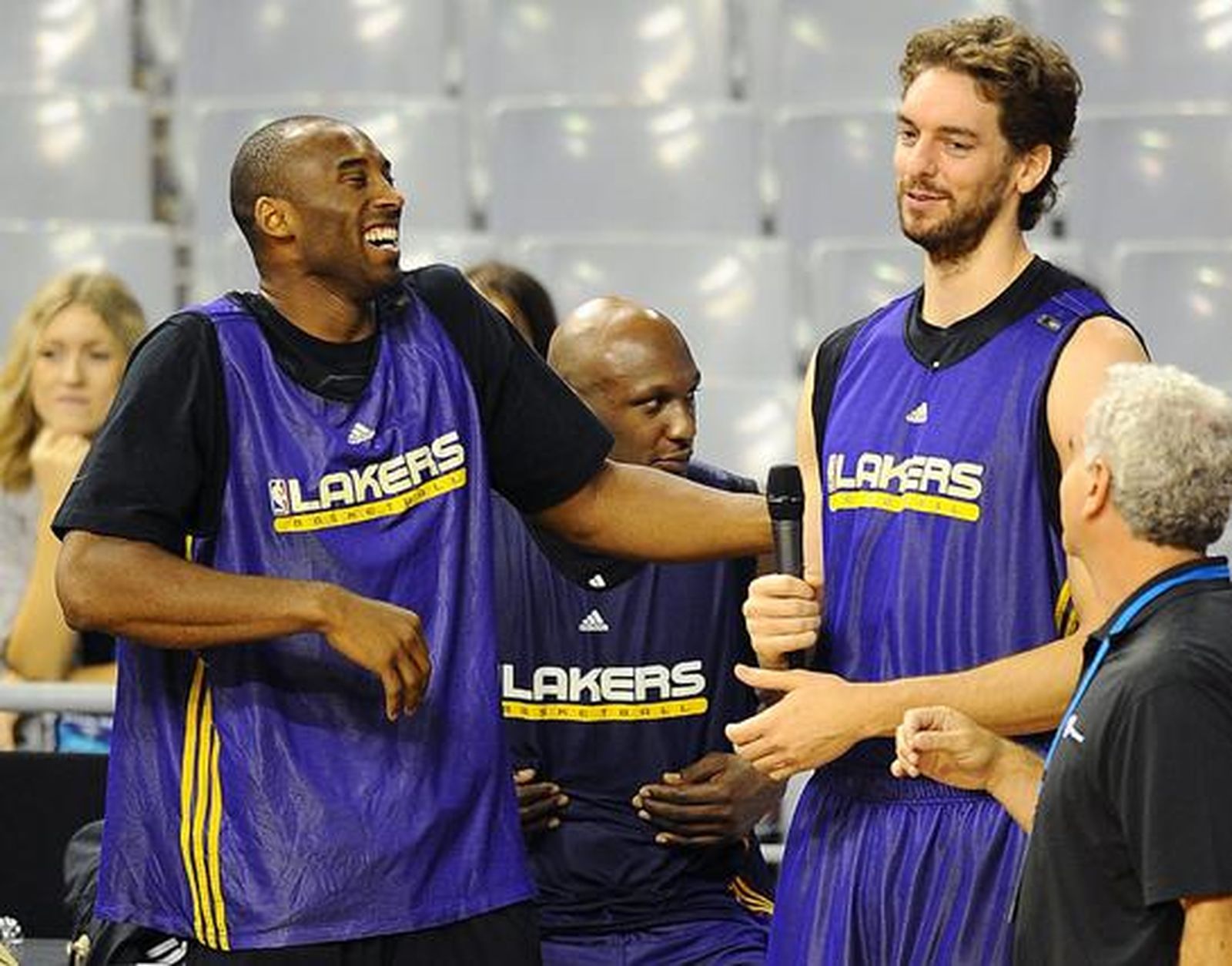 Los Lakers preparan su partido de la gira europea de la NBA frente al Regal Barcelona. / AFP