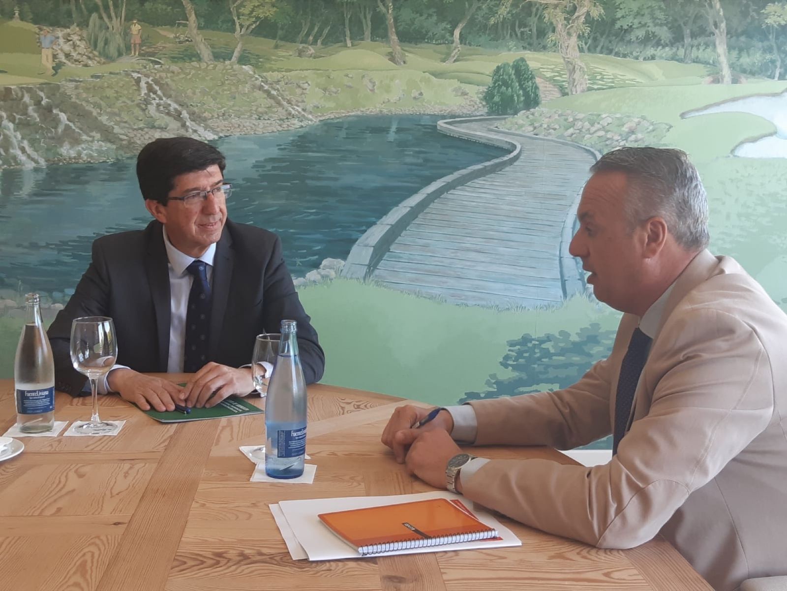 Juan Marín y Juan Carlos Ruiz Boix durante la reunión.