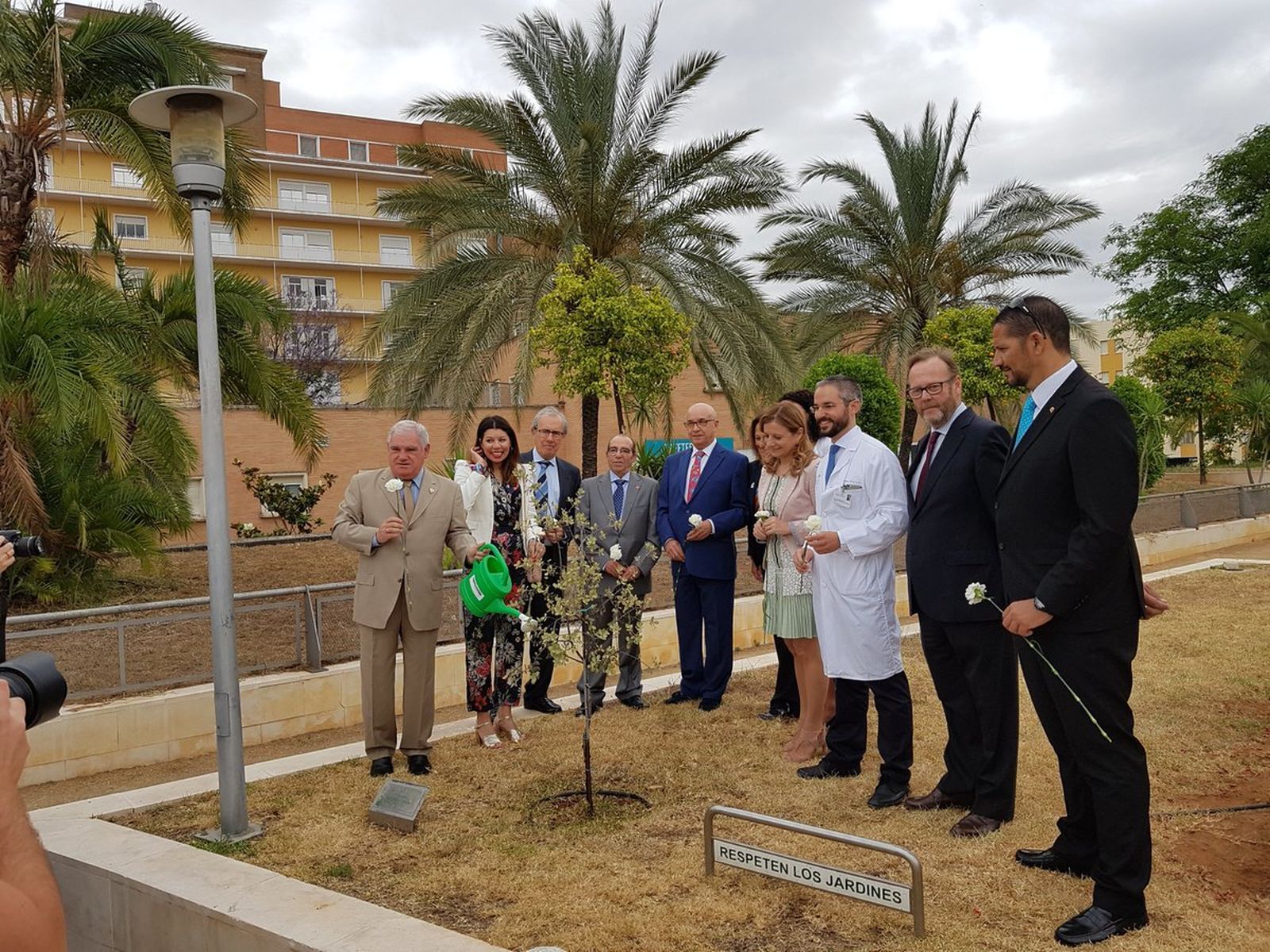 Plantación de un árbol en homenaje al donante en el Hospital Virgen del Rocío.
