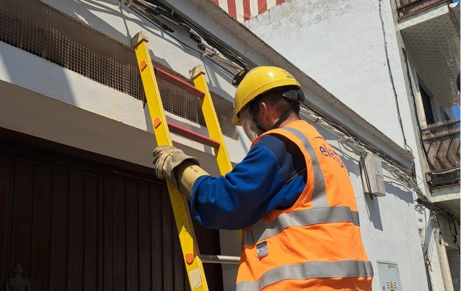 Técnicos de Endesa trabajando en Bellavista