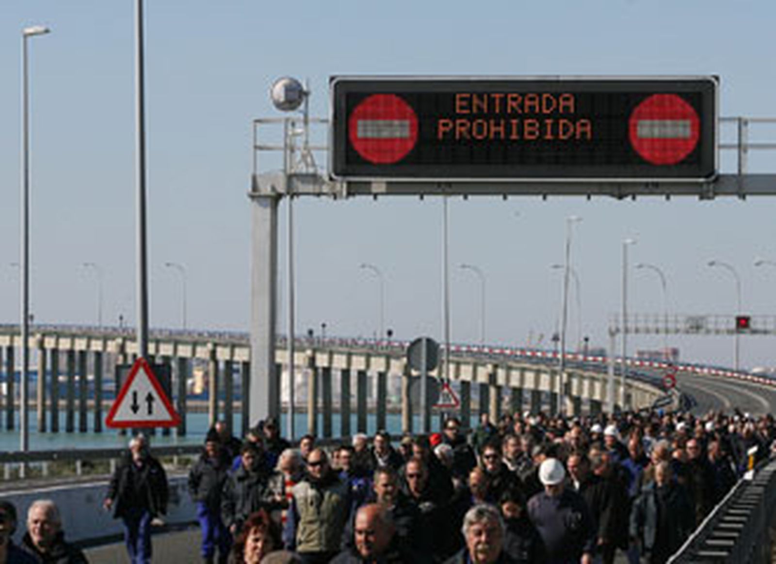 Trabajadores de Navantia vuelven a cortar el puente