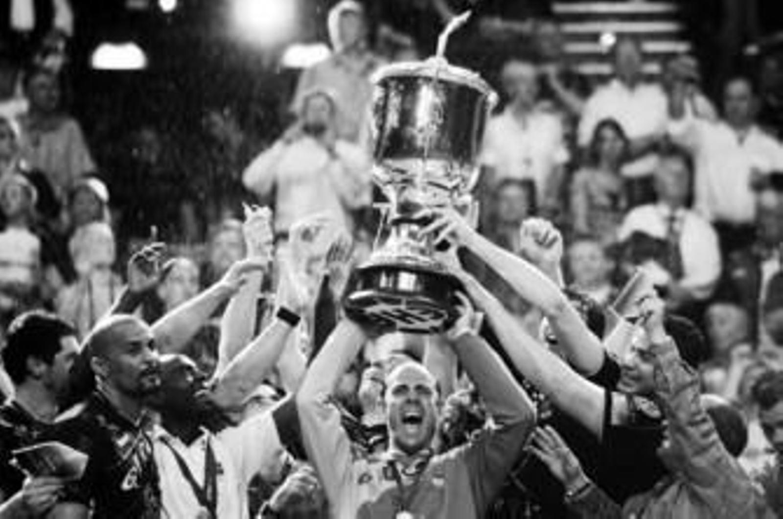 Hombrados, eufórico, levanta el trofeo de la Liga de Campeones rodeado de todos los integrantes del equipo manchego.